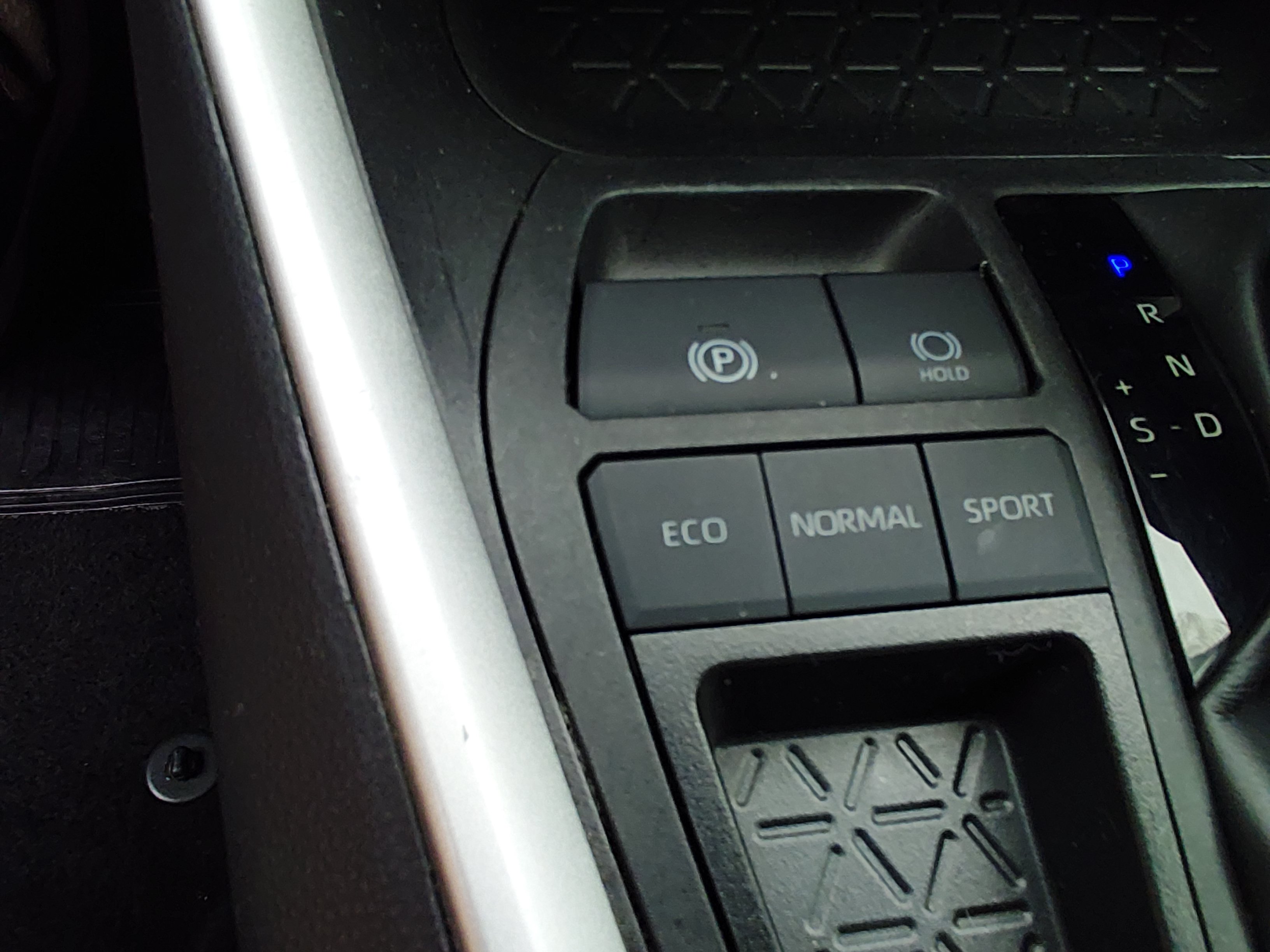 2024 Toyota RAV4 XLE - Photo 17