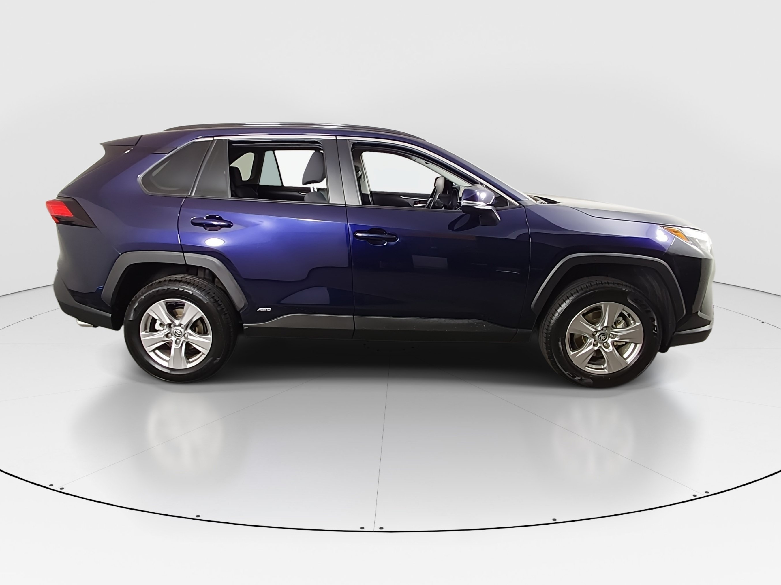 2025 Toyota RAV4 XLE - Photo 8