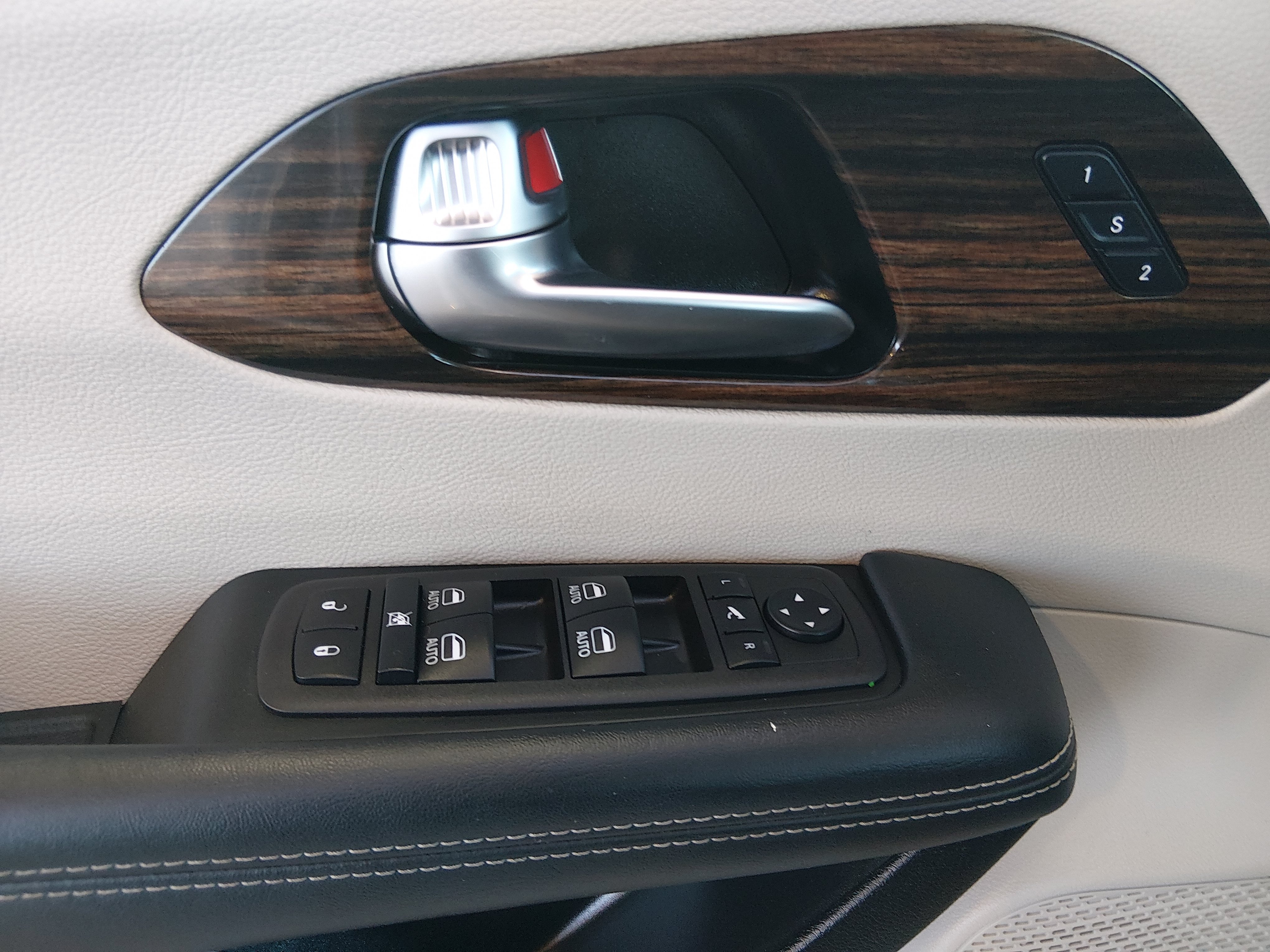 2023 Chrysler Pacifica Hybrid Limited - Photo 20