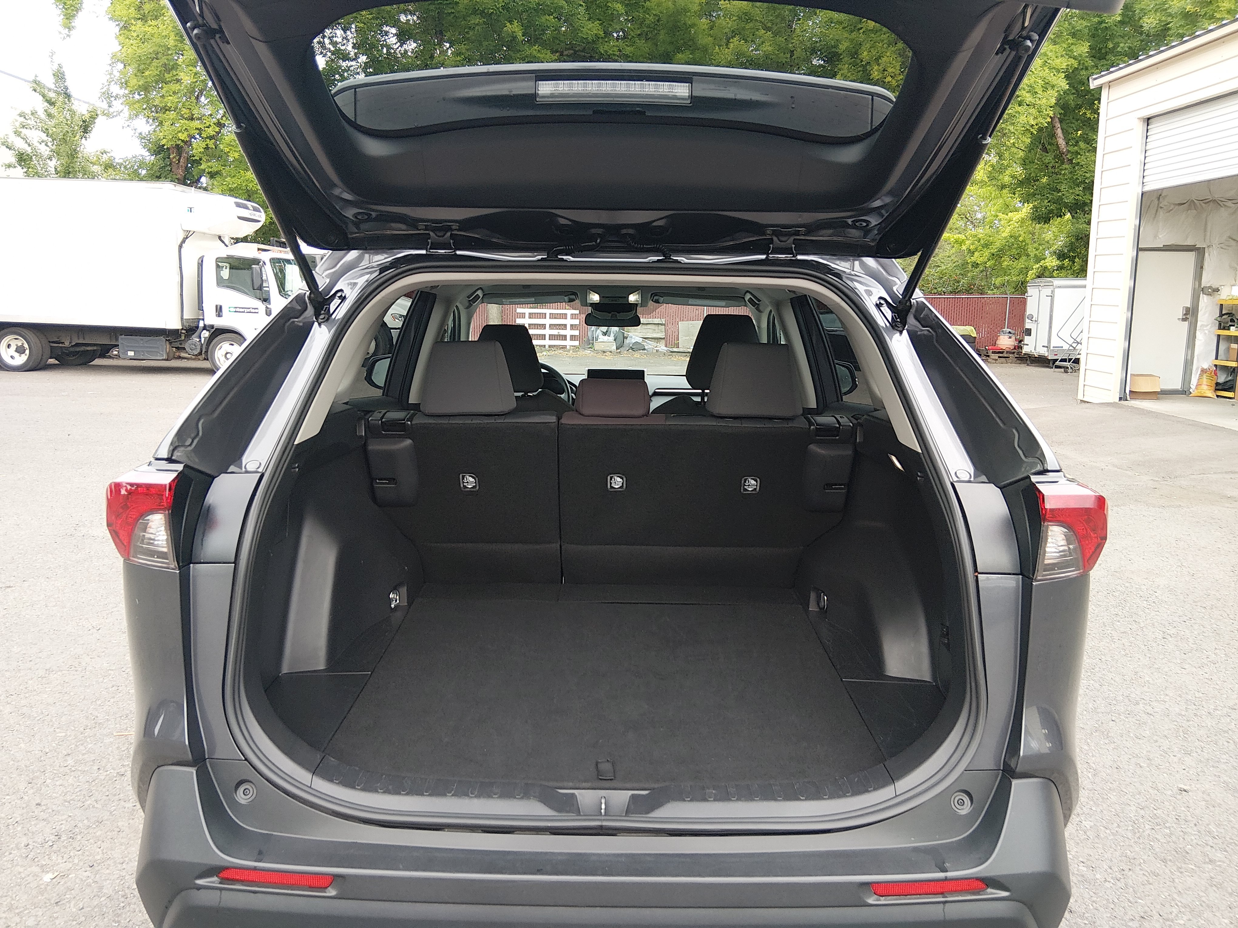 2025 Toyota RAV4 XLE - Photo 11