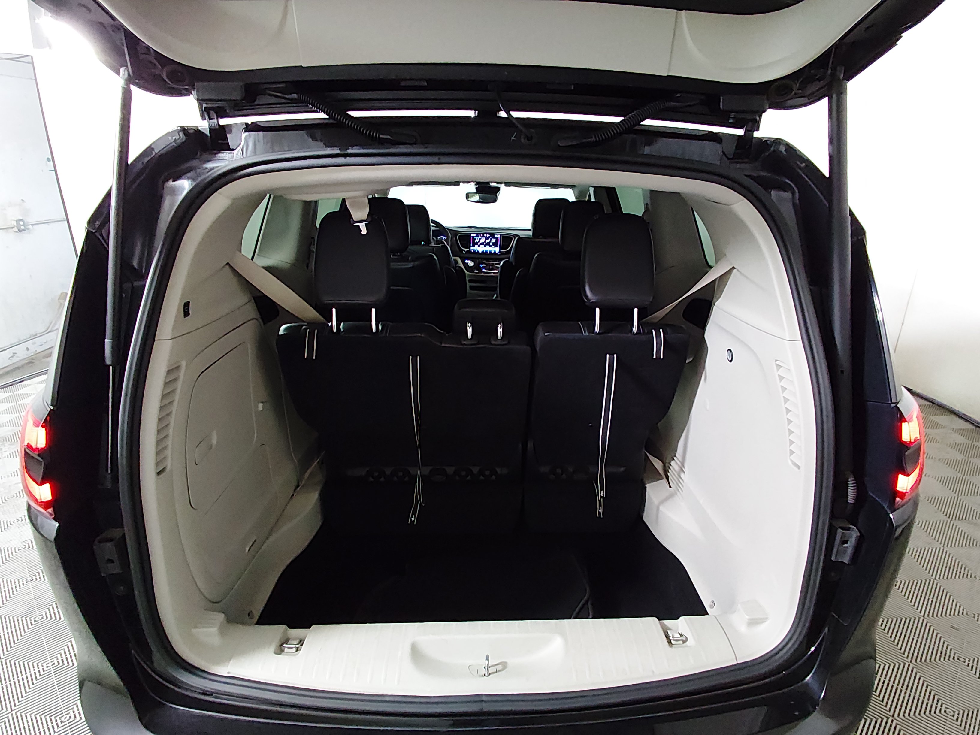 2024 Chrysler Pacifica PHEV Select - Photo 11