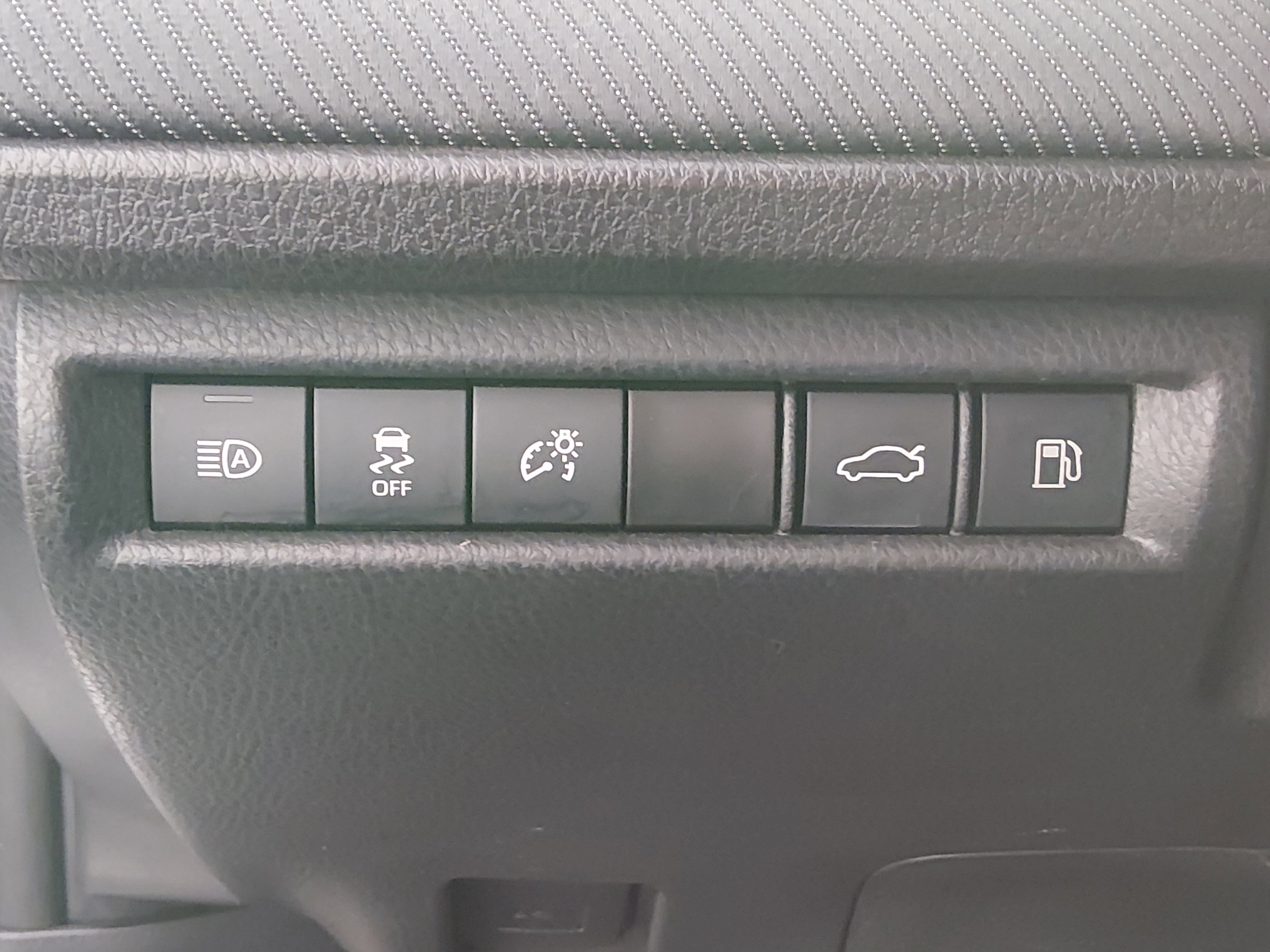 2025 Toyota Camry SE - Photo 13