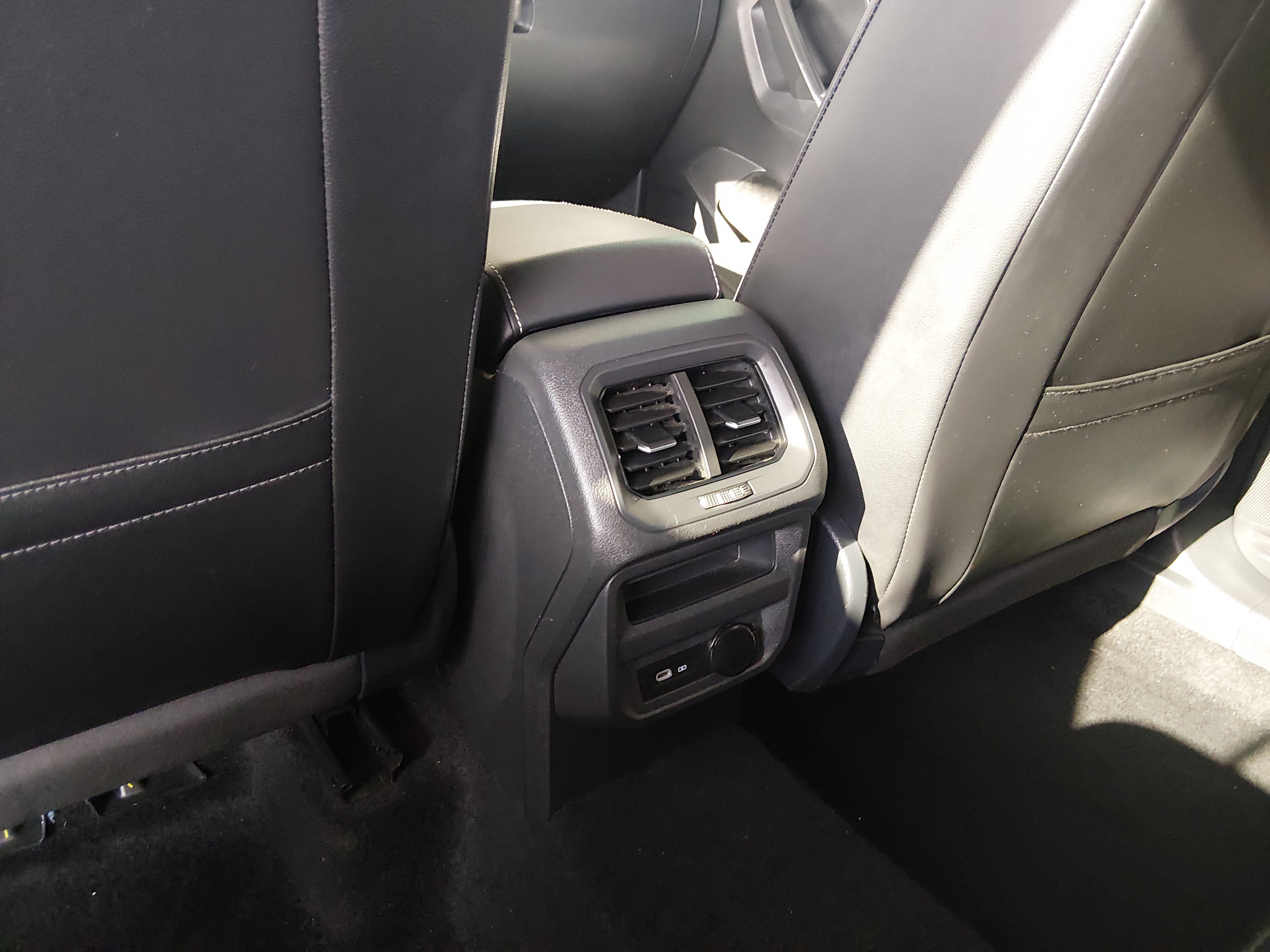 2024 Volkswagen Tiguan SE - Photo 12