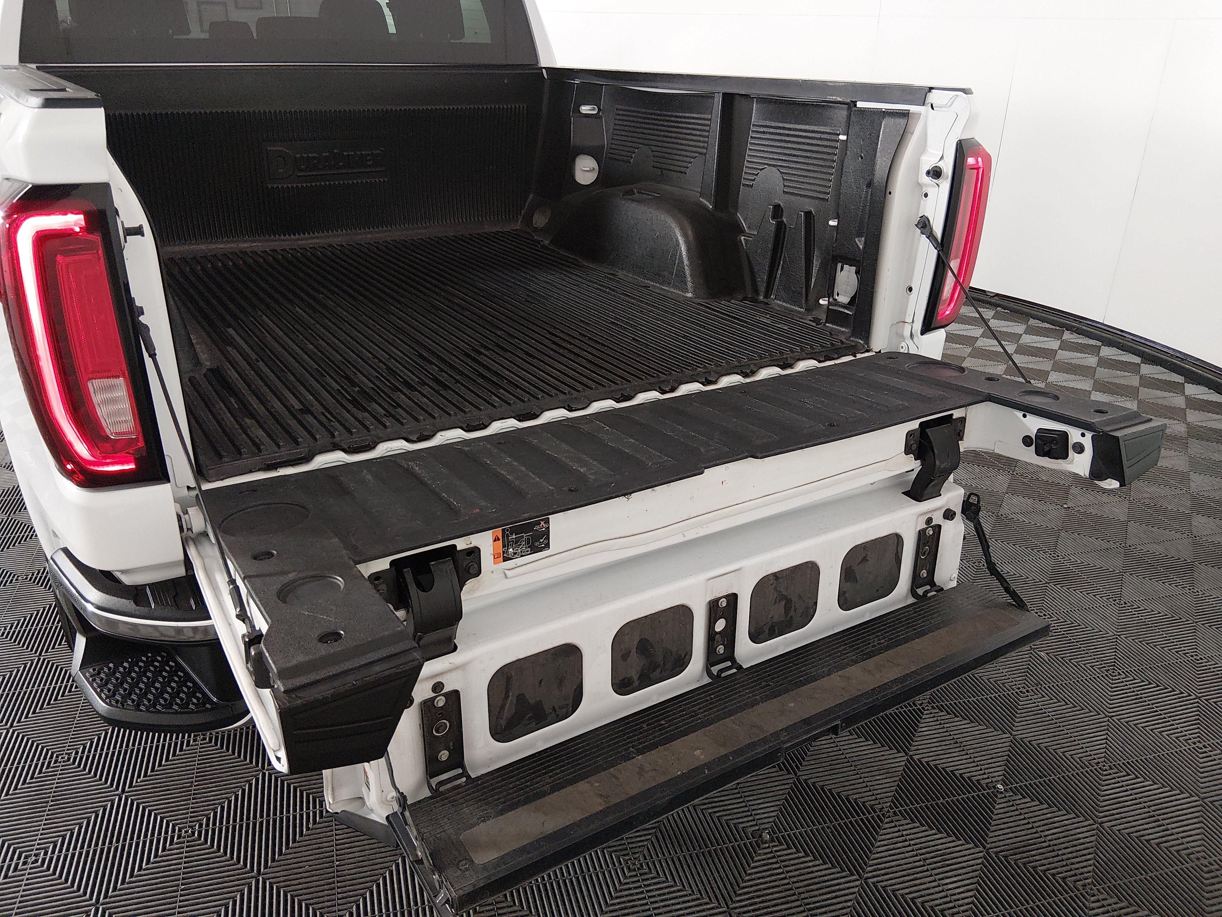 2024 GMC Sierra 1500 SLT - Photo 25