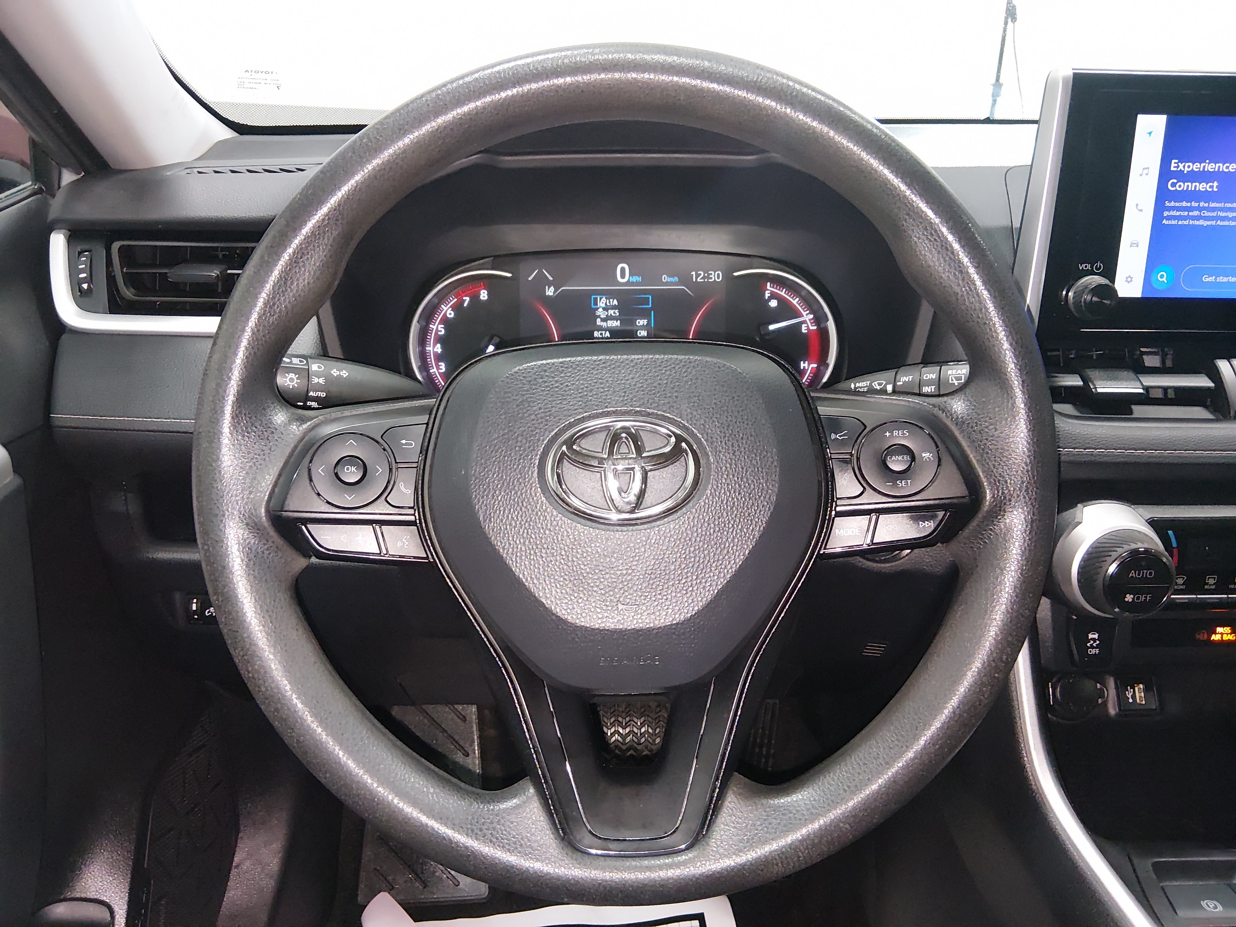 2024 Toyota RAV4 XLE - Photo 12