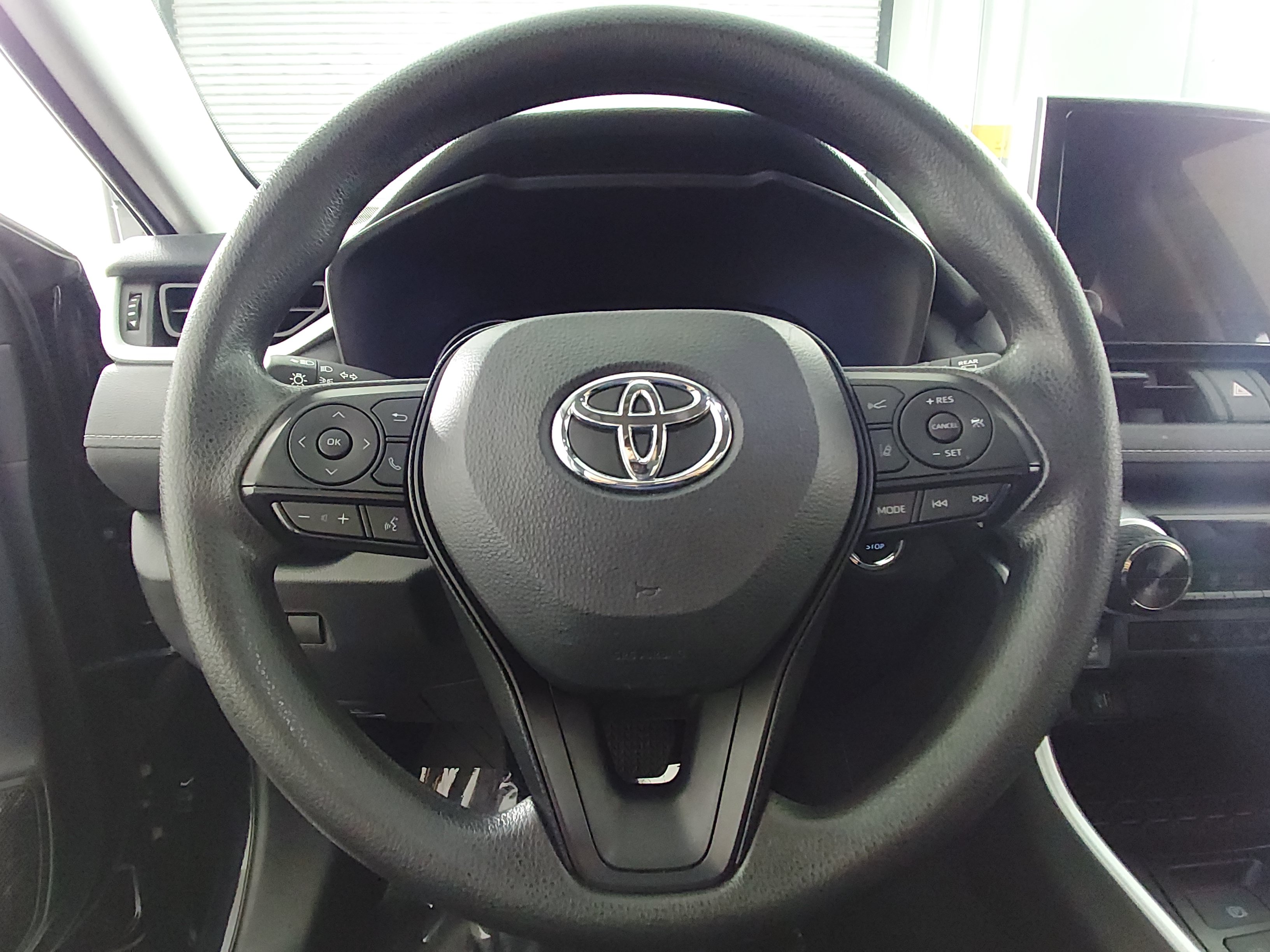 2025 Toyota RAV4 XLE - Photo 12