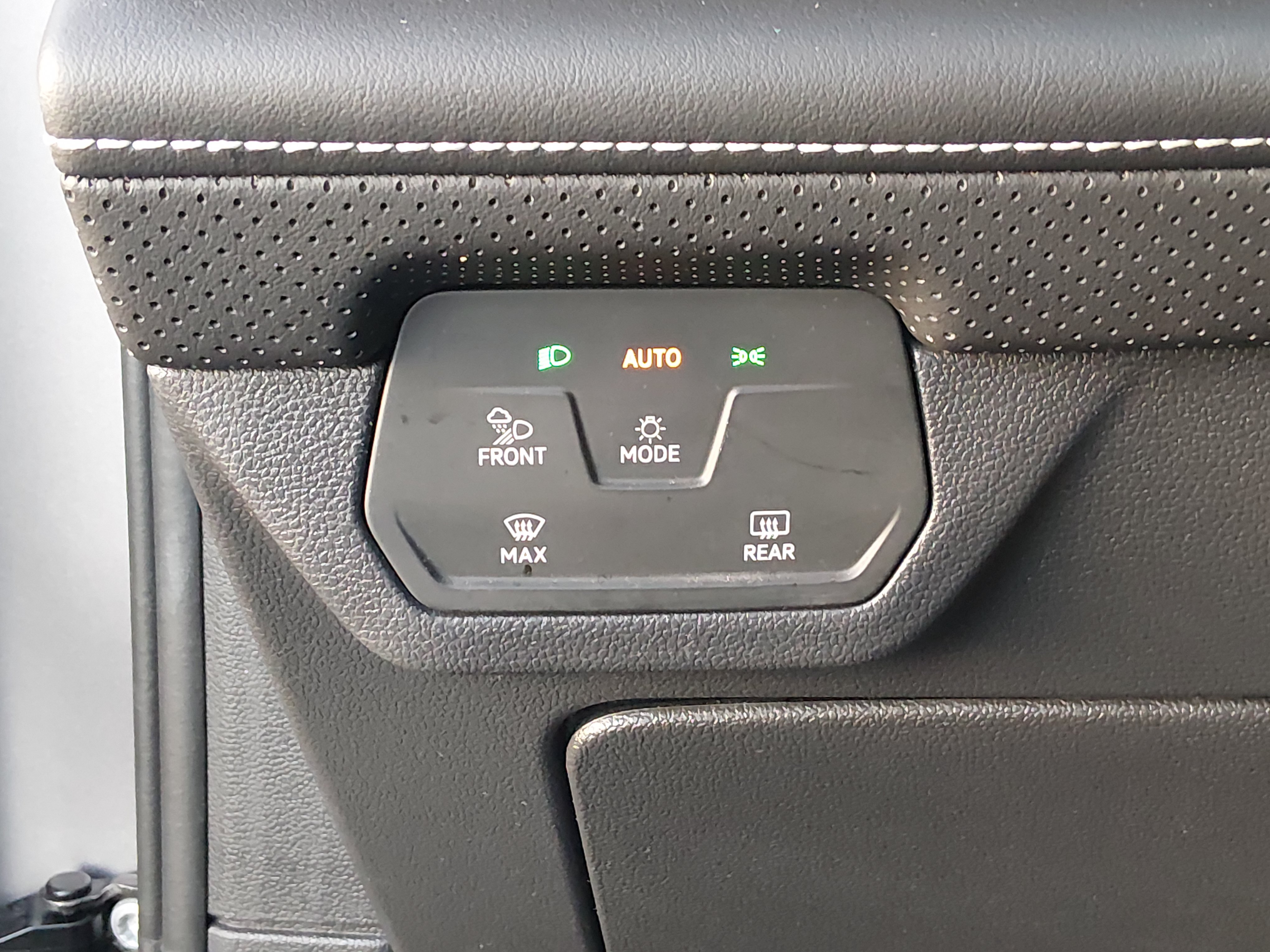 2024 Volkswagen Atlas SE w/Tech - Photo 13
