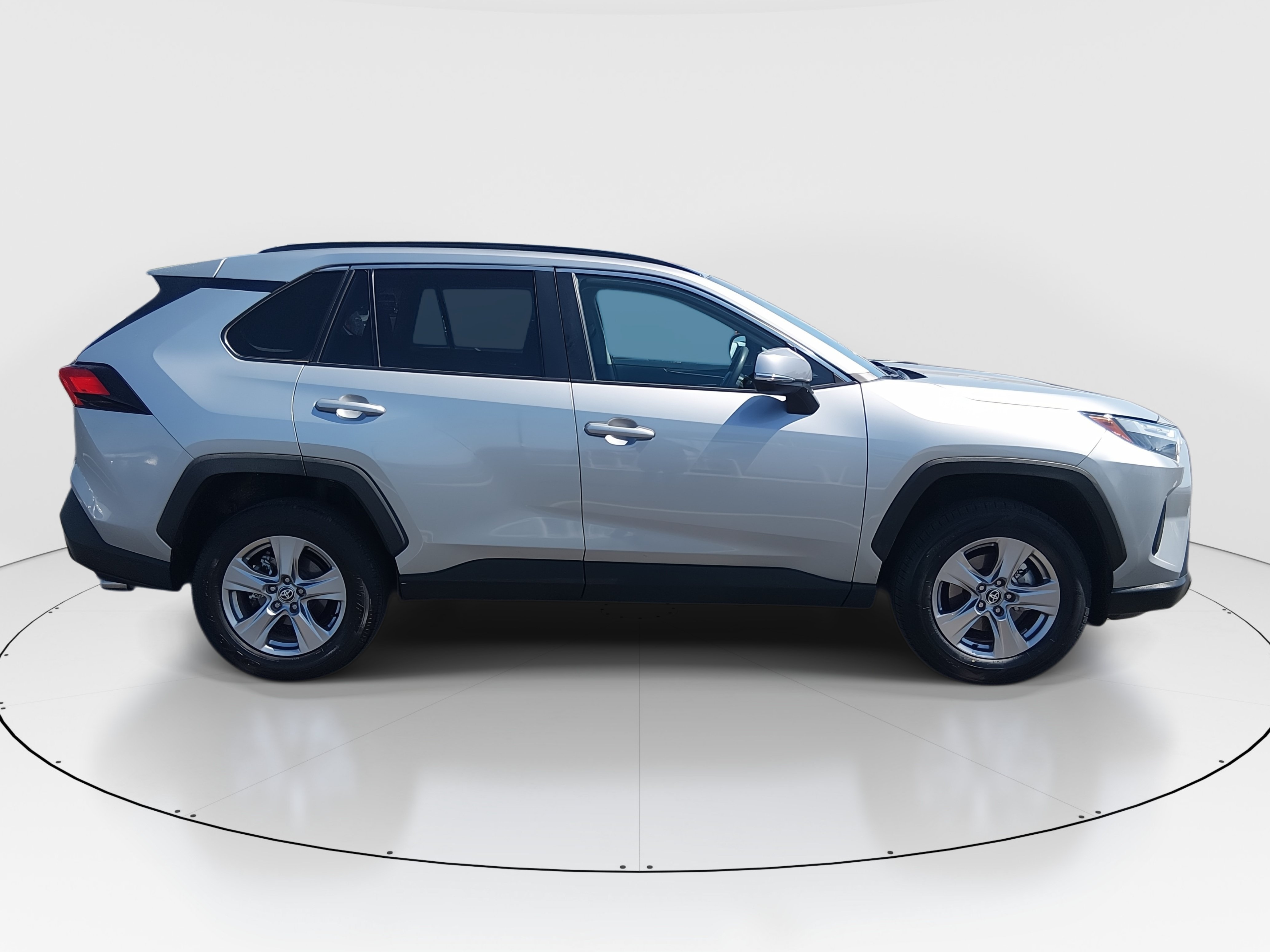 2025 Toyota RAV4 XLE - Photo 8