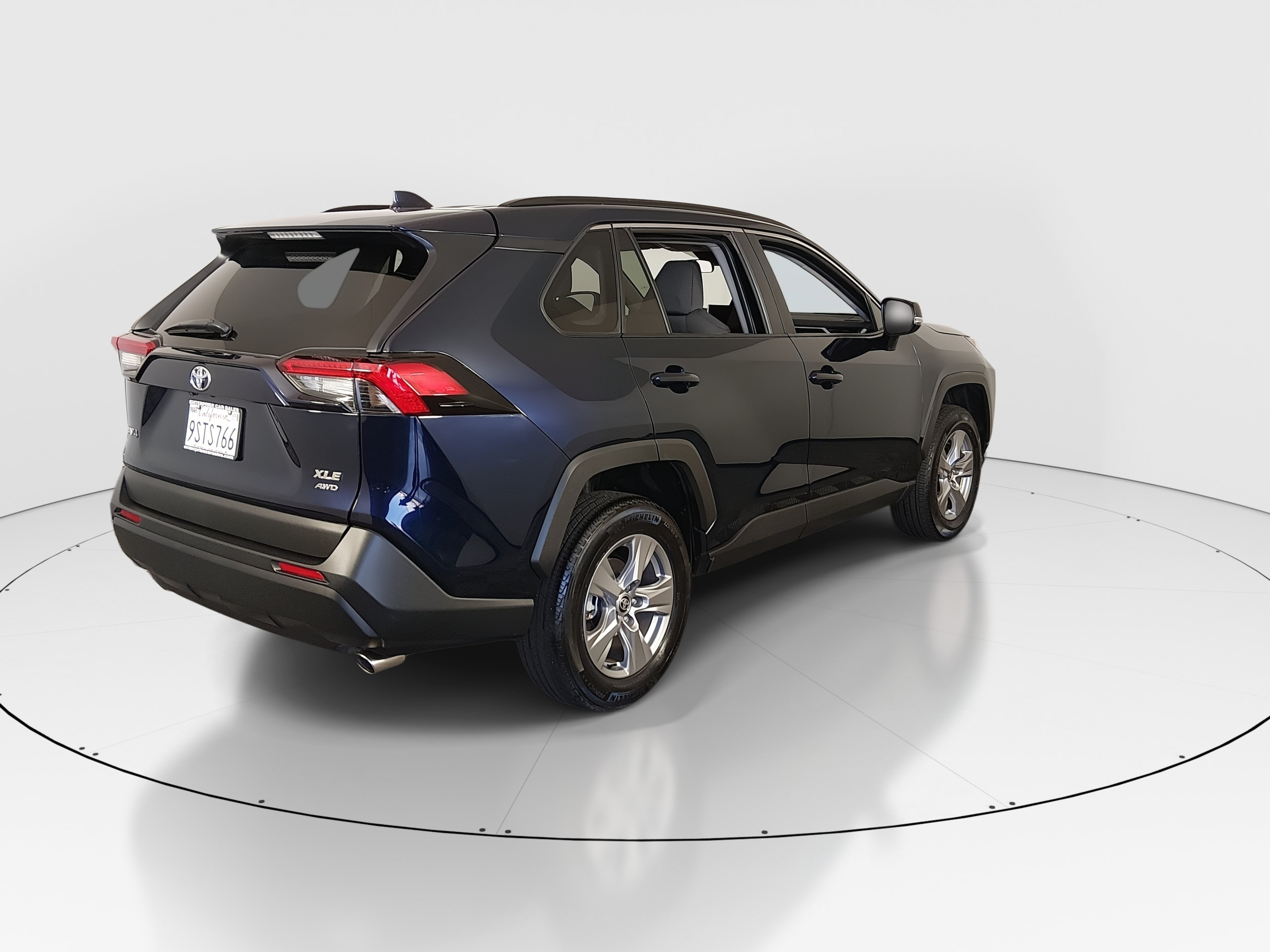 2025 Toyota RAV4 XLE - Photo 7