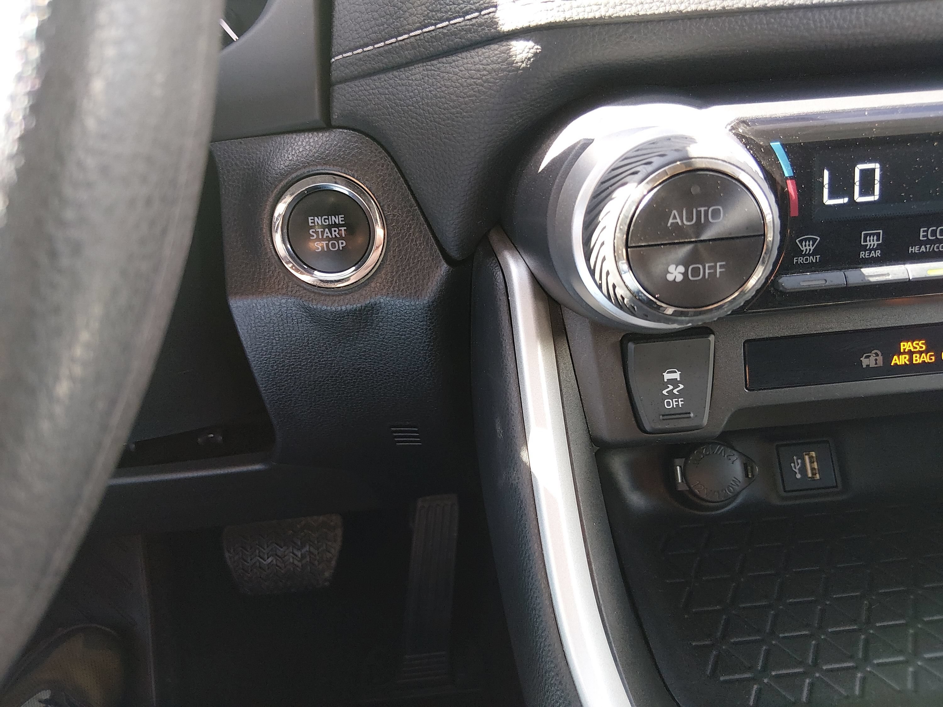 2024 Toyota RAV4 XLE - Photo 13