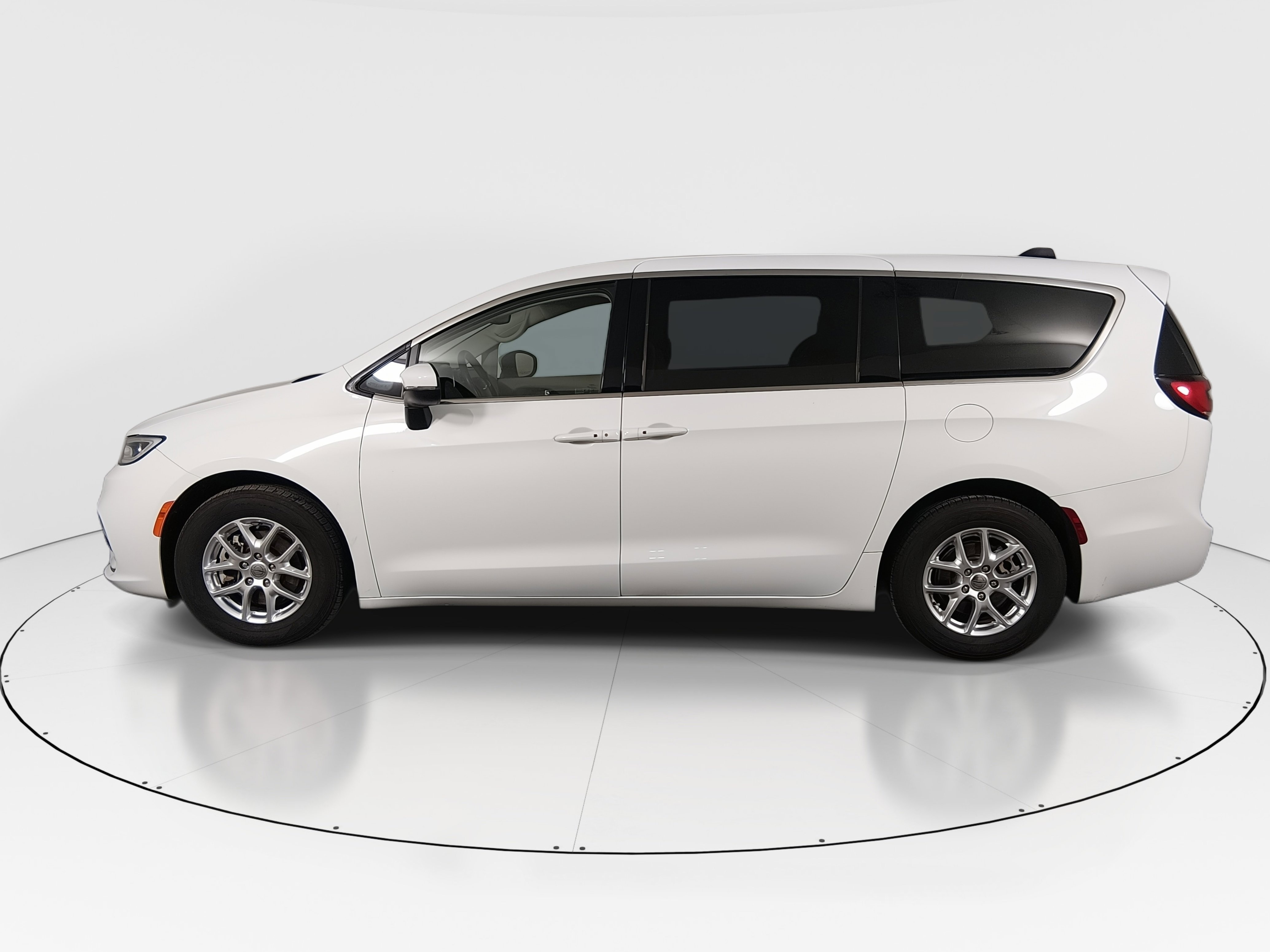 2023 Chrysler Pacifica Touring L - Photo 4