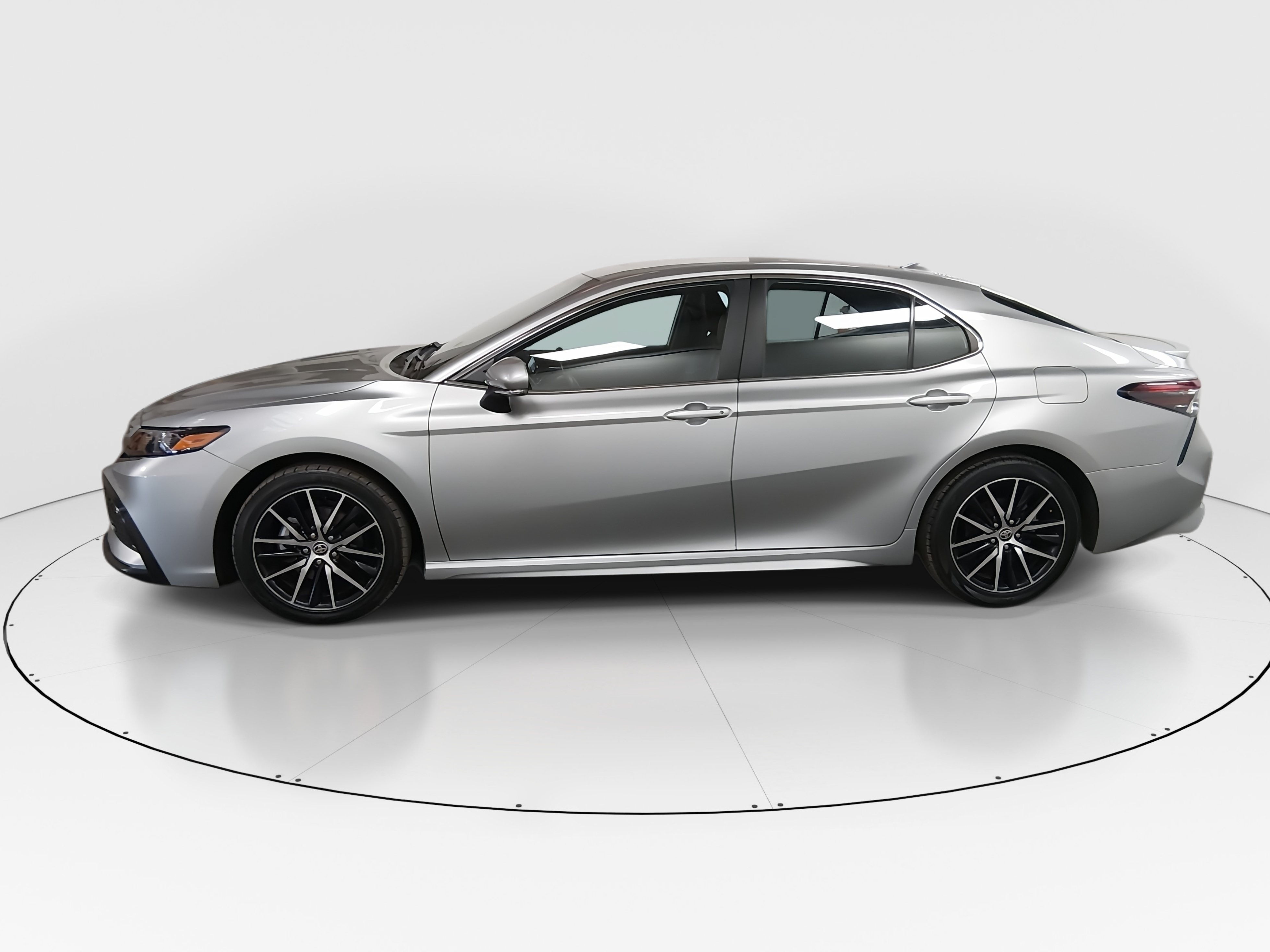 2024 Toyota Camry SE - Photo 4