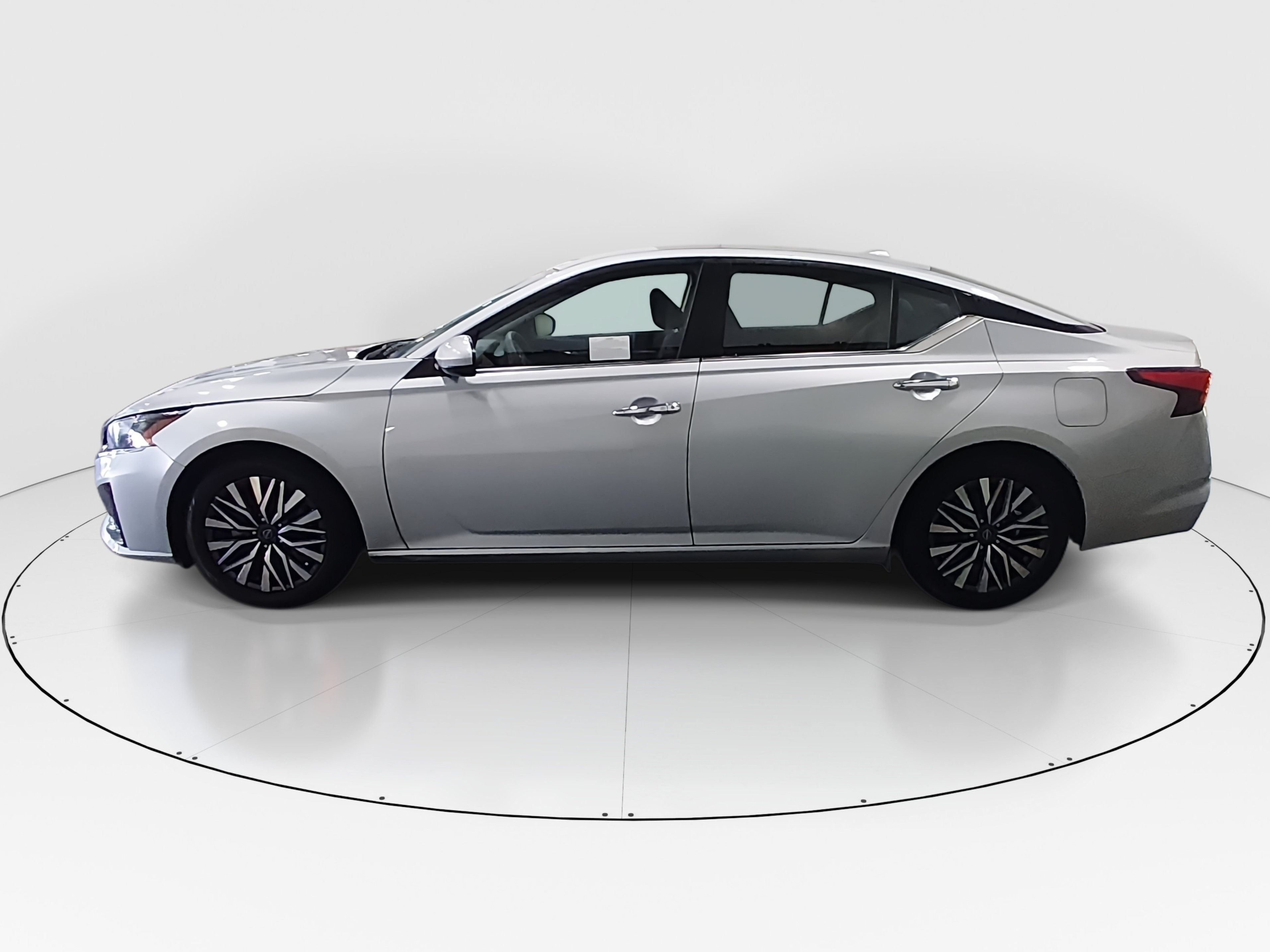 2023 Nissan Altima SV - Photo 4