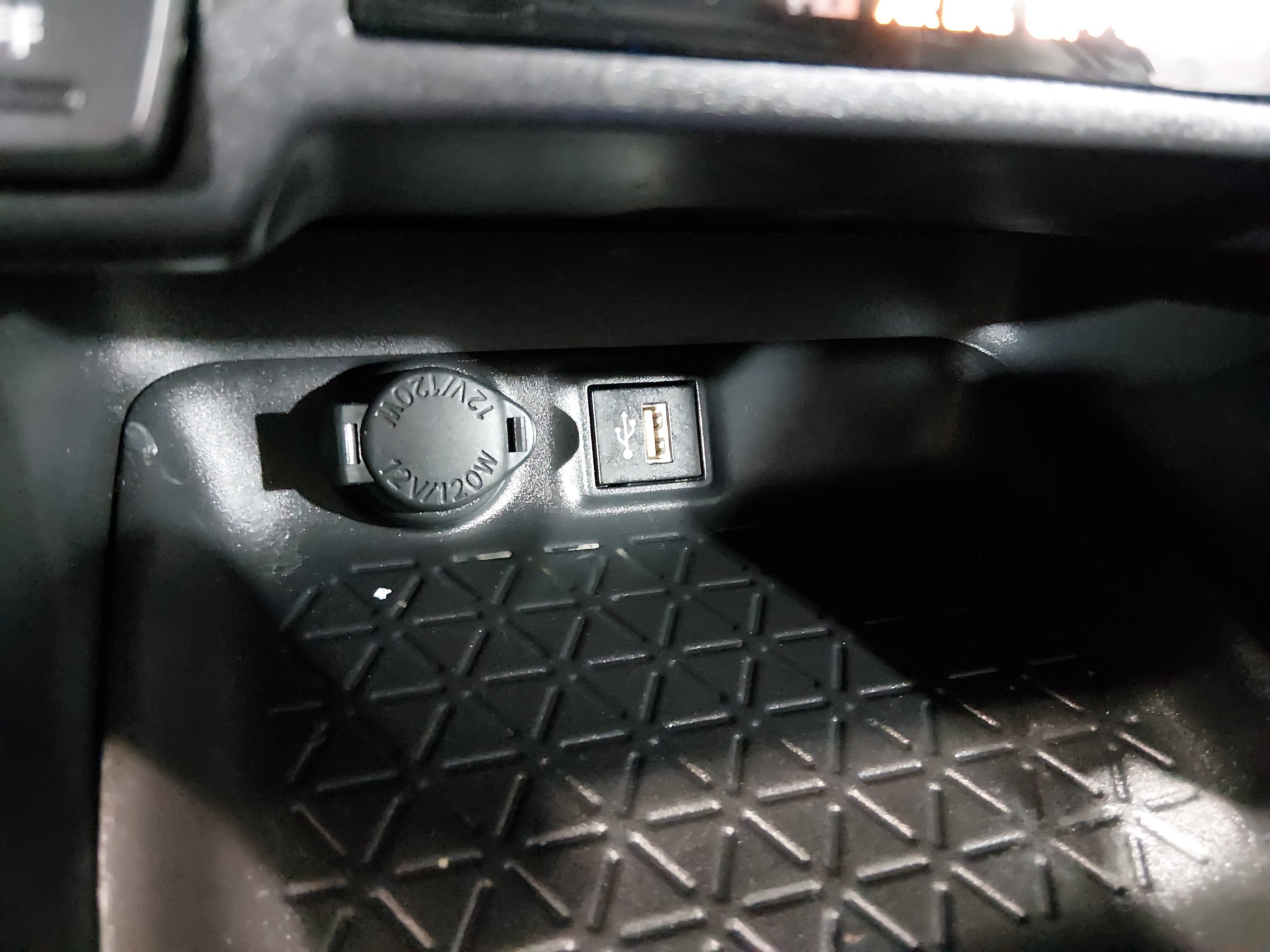 2025 Toyota RAV4 XLE - Photo 20