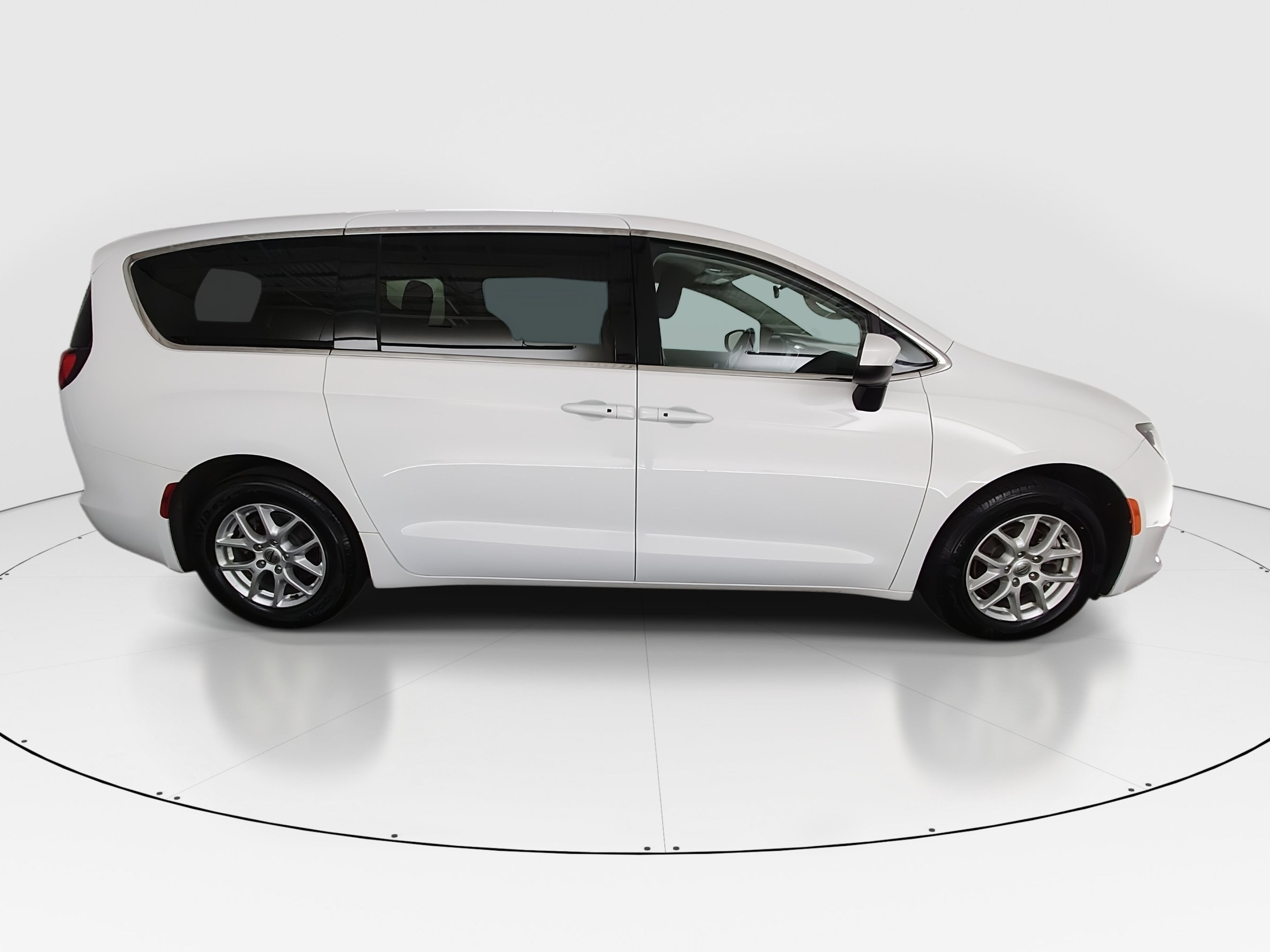 2022 Chrysler Voyager LX - Photo 8