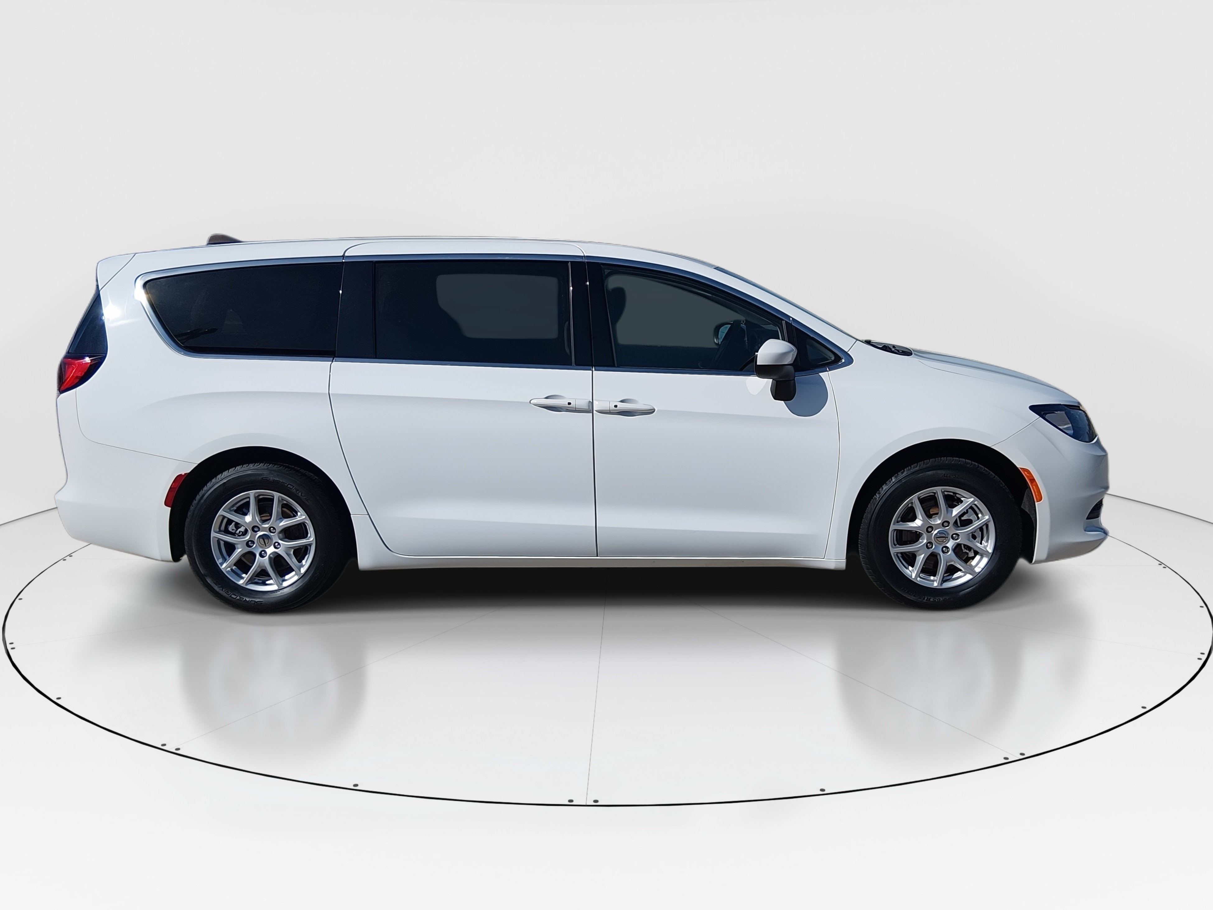 2023 Chrysler Voyager LX - Photo 8