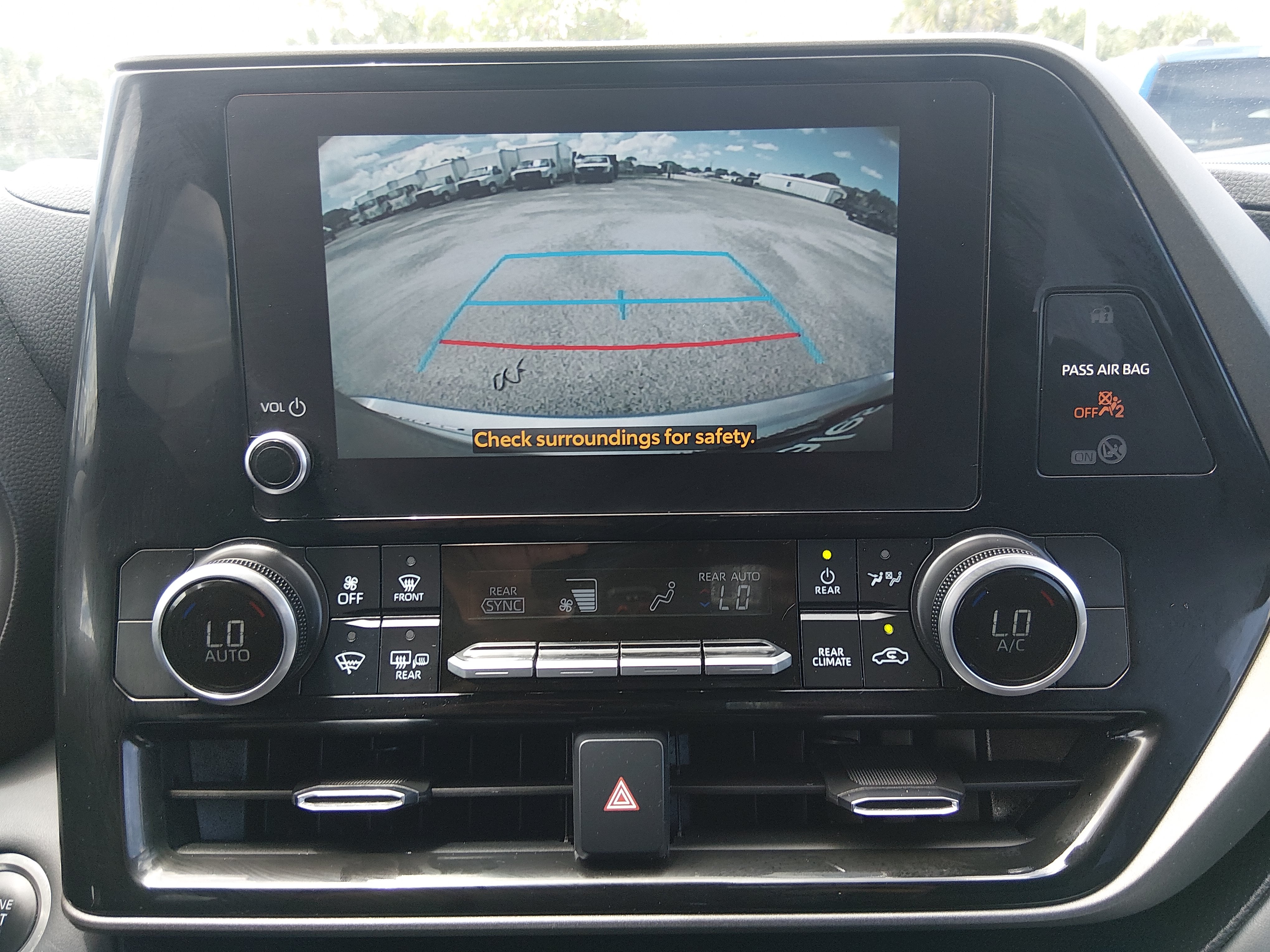 2025 Toyota Highlander LE - Photo 16