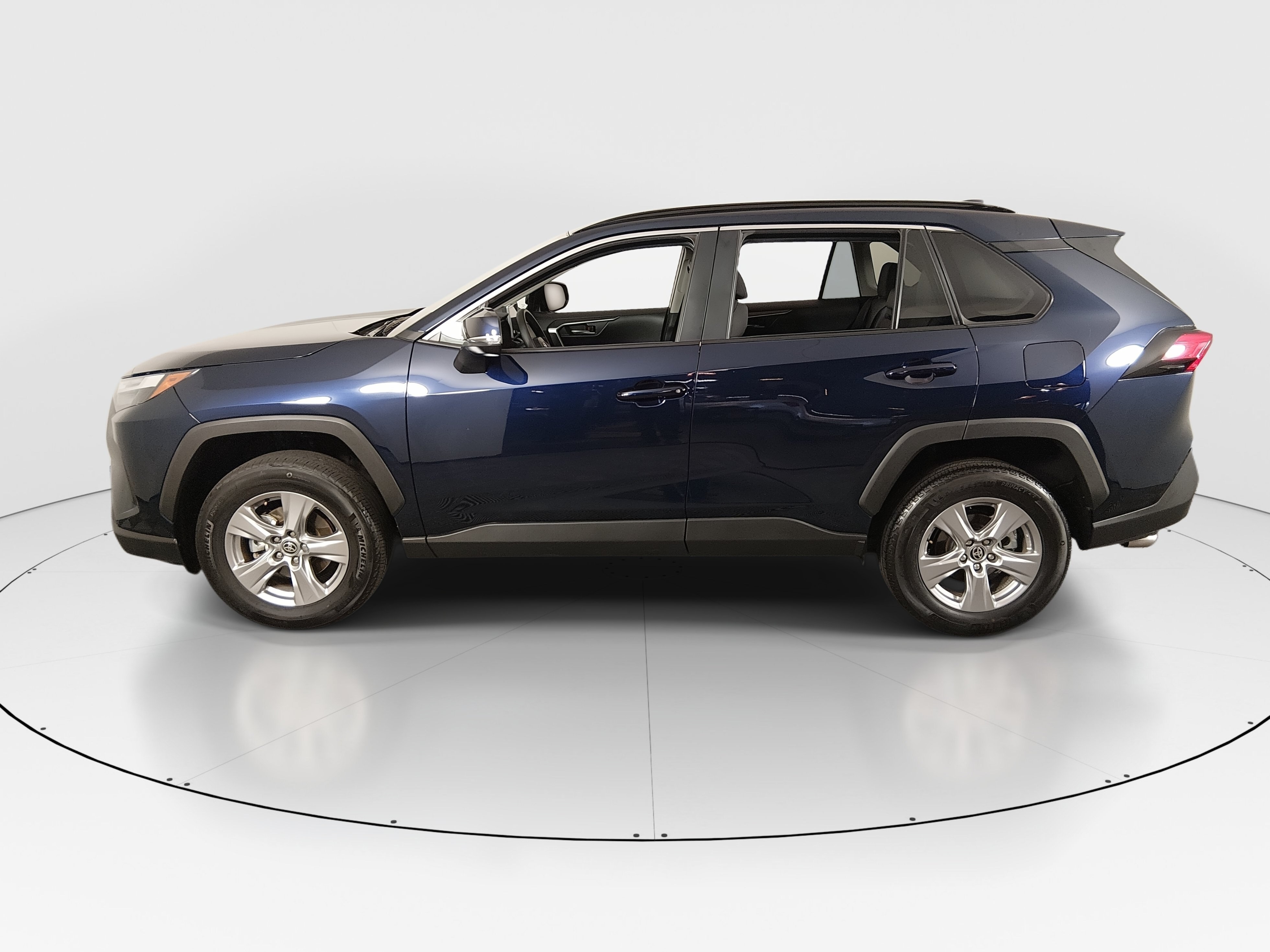 2025 Toyota RAV4 XLE - Photo 4