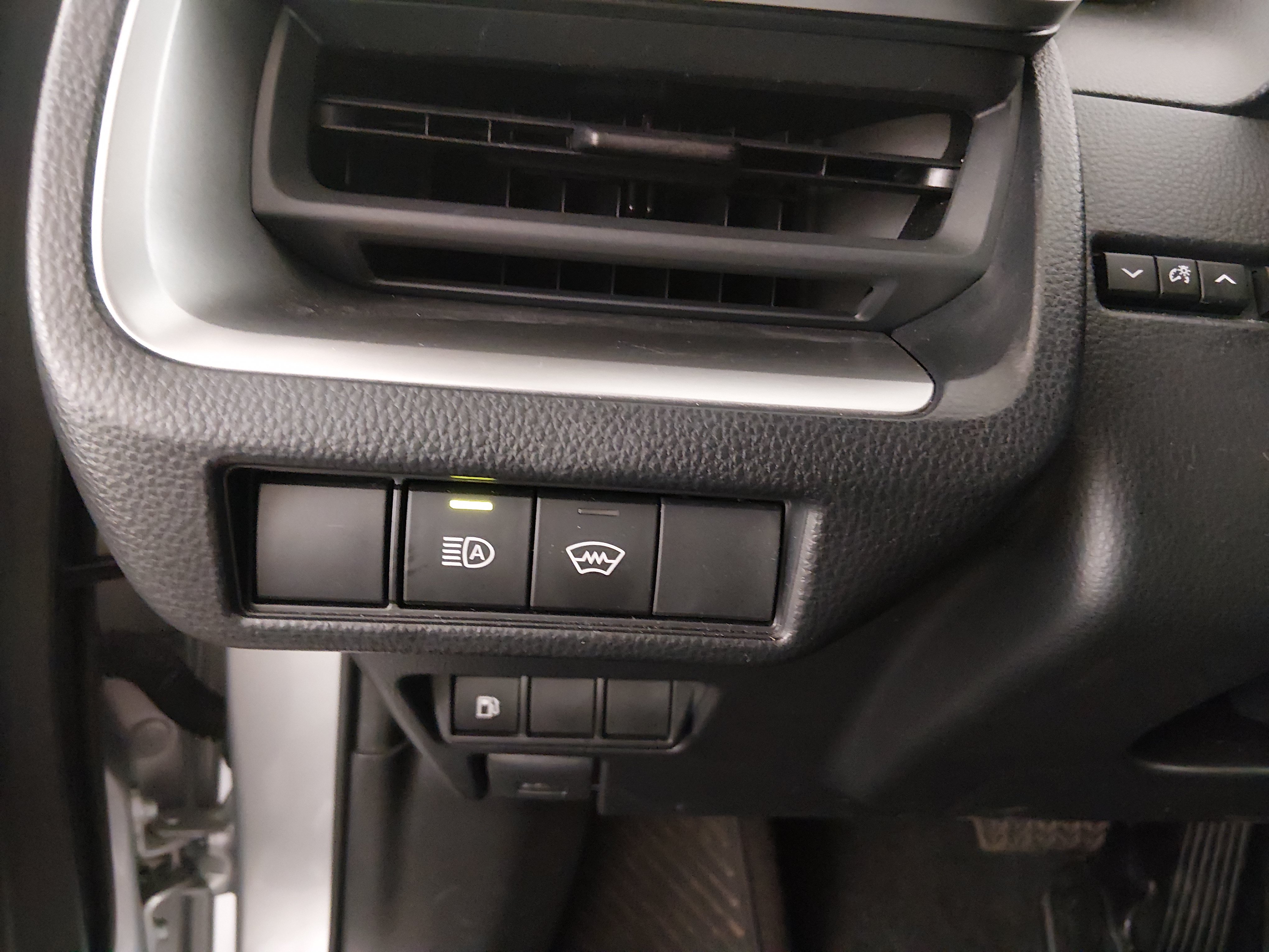 2025 Toyota Prius LE - Photo 13