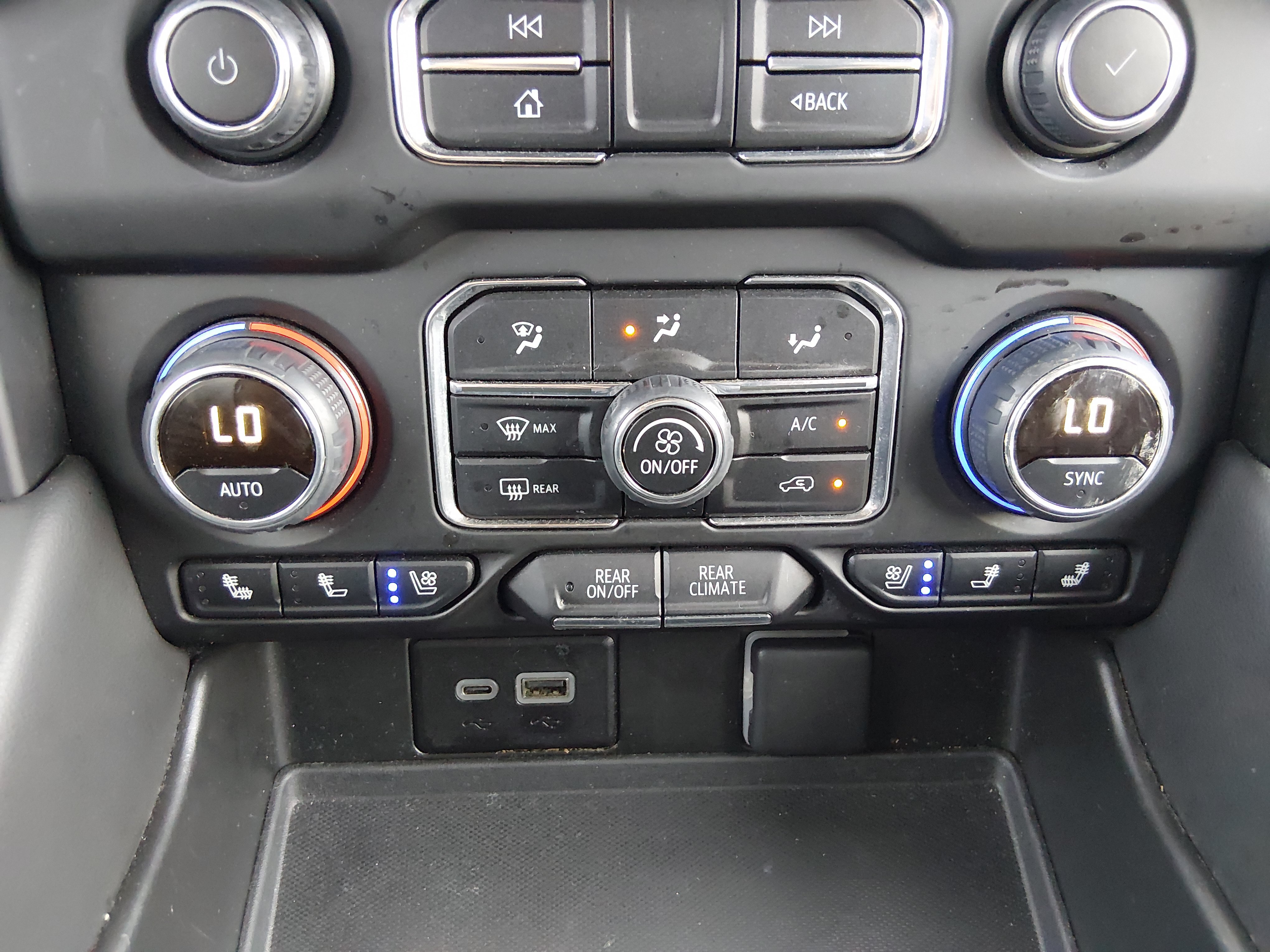 2024 Chevrolet Suburban Premier - Photo 18