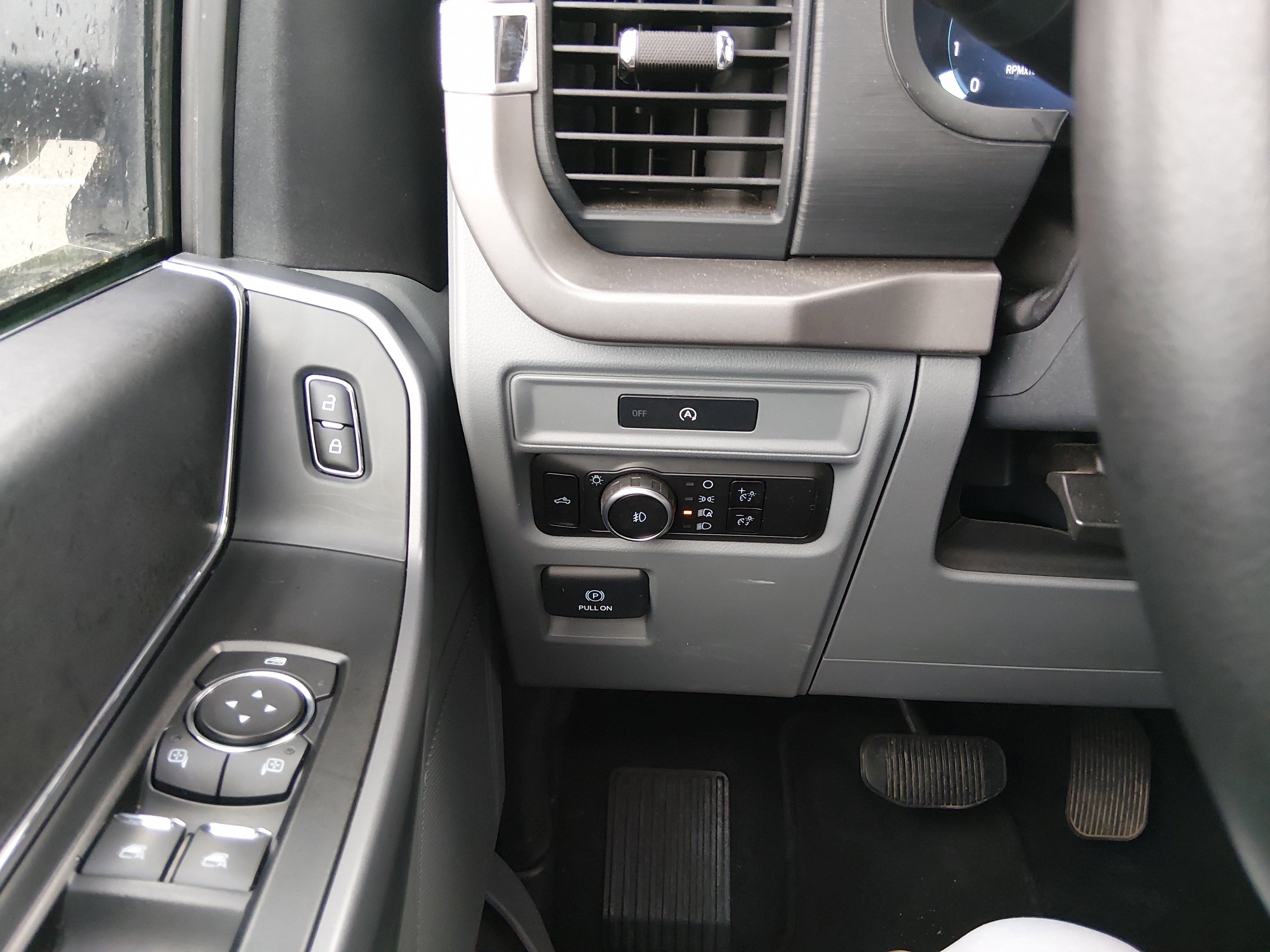 2025 Ford F-150 XLT - Photo 13