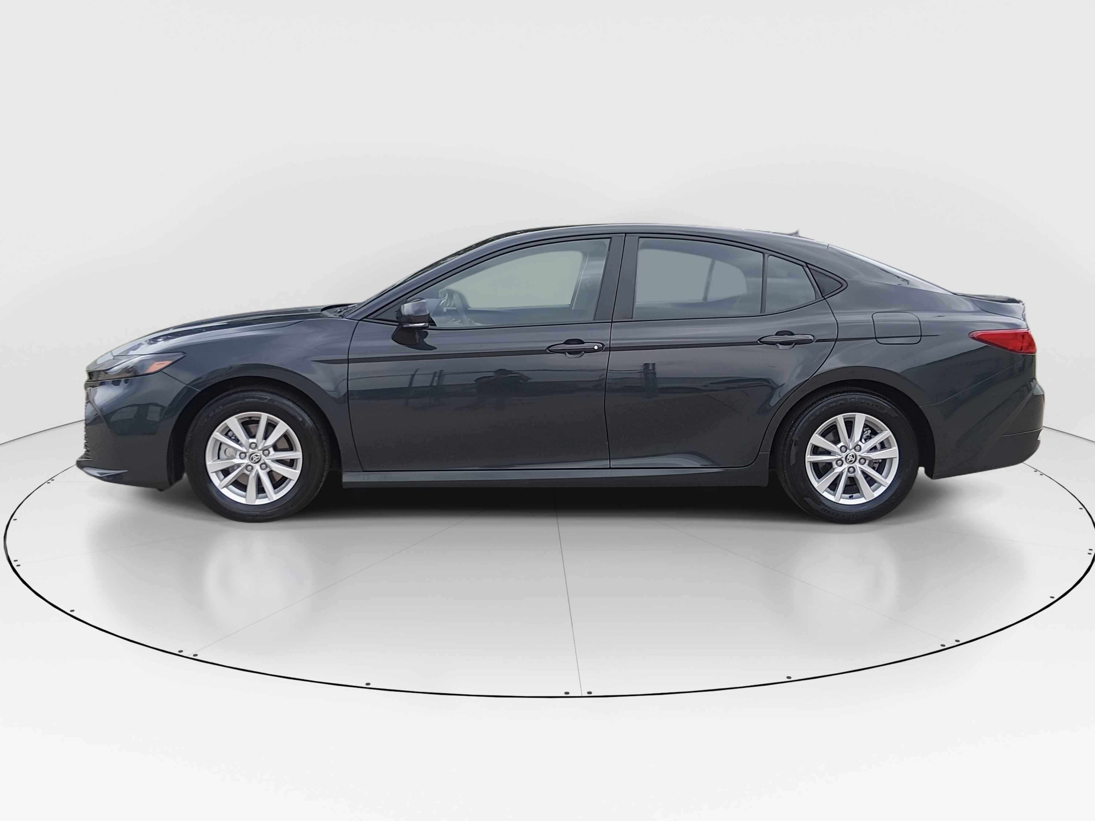 2025 Toyota Camry LE - Photo 4