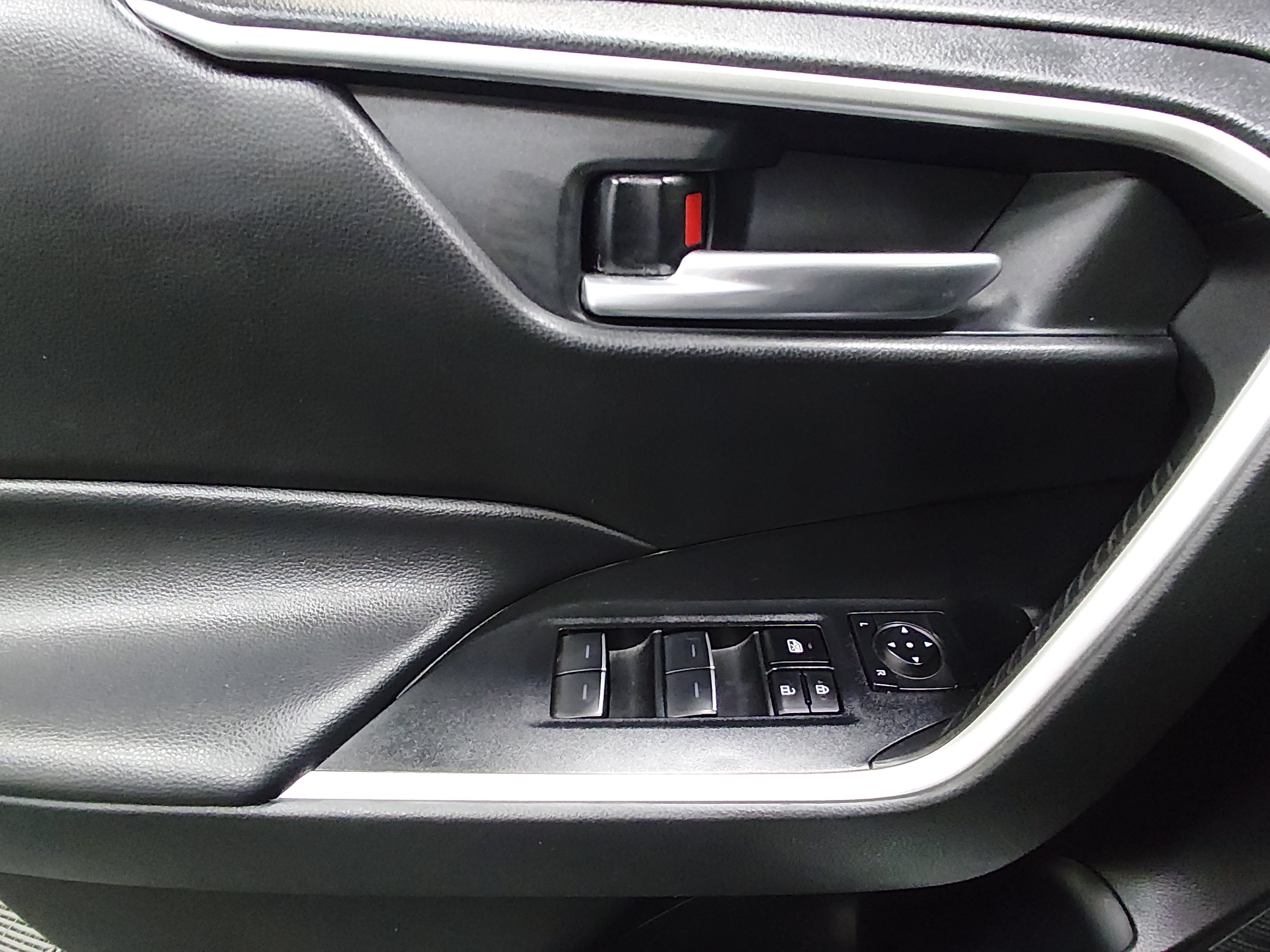 2023 Toyota RAV4 XLE - Photo 19
