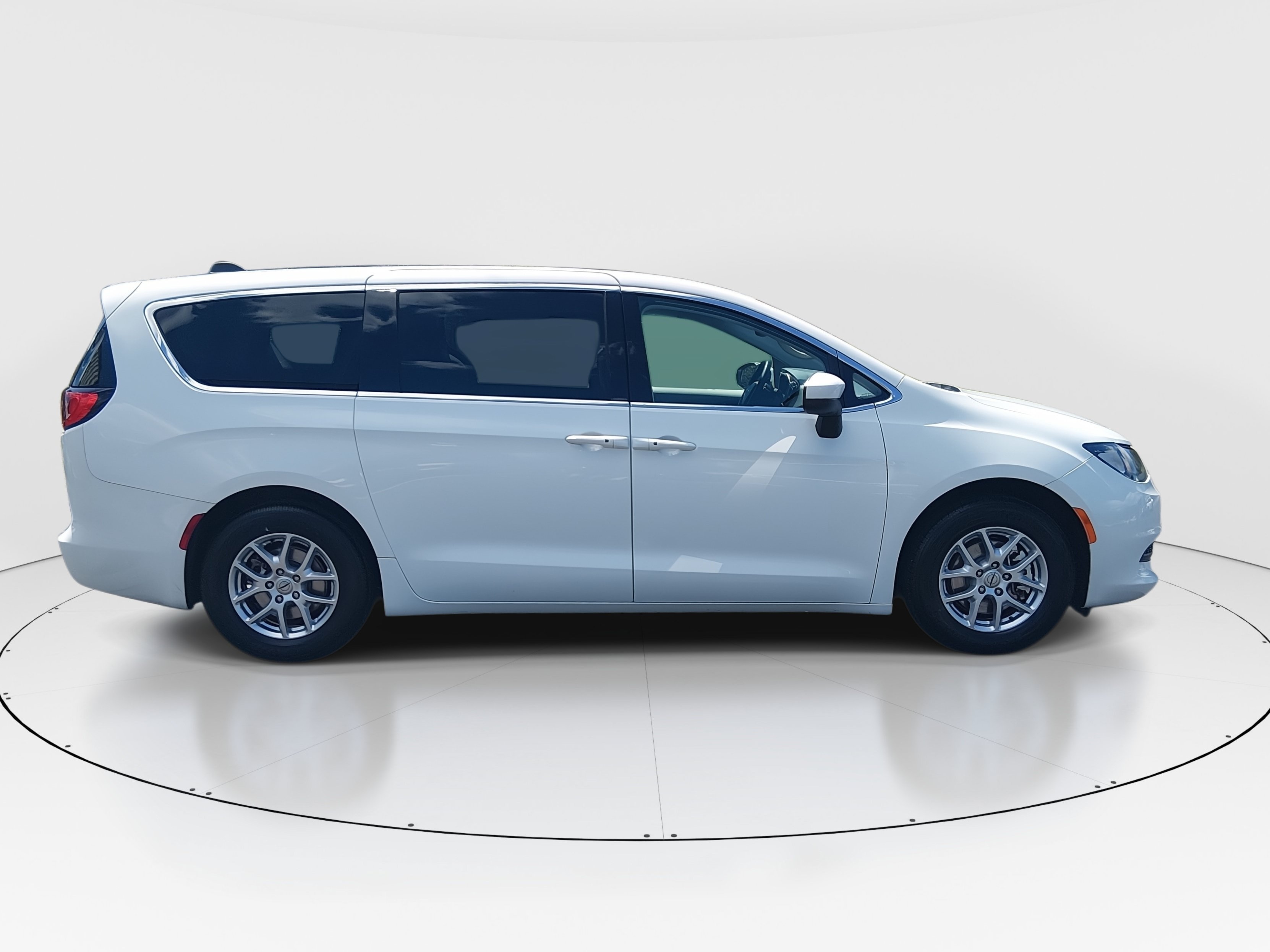2023 Chrysler Voyager LX - Photo 8