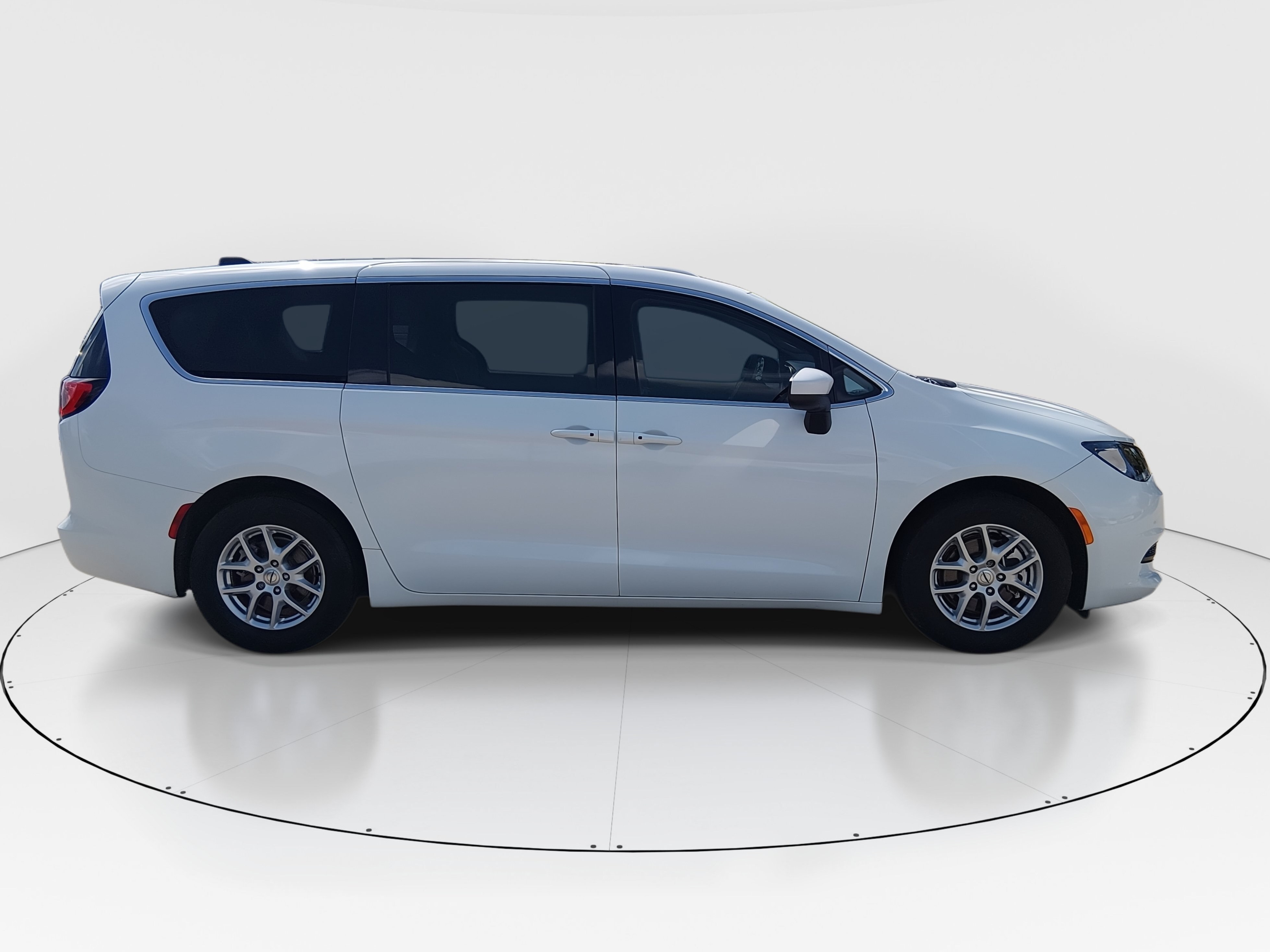 2023 Chrysler Voyager LX - Photo 8