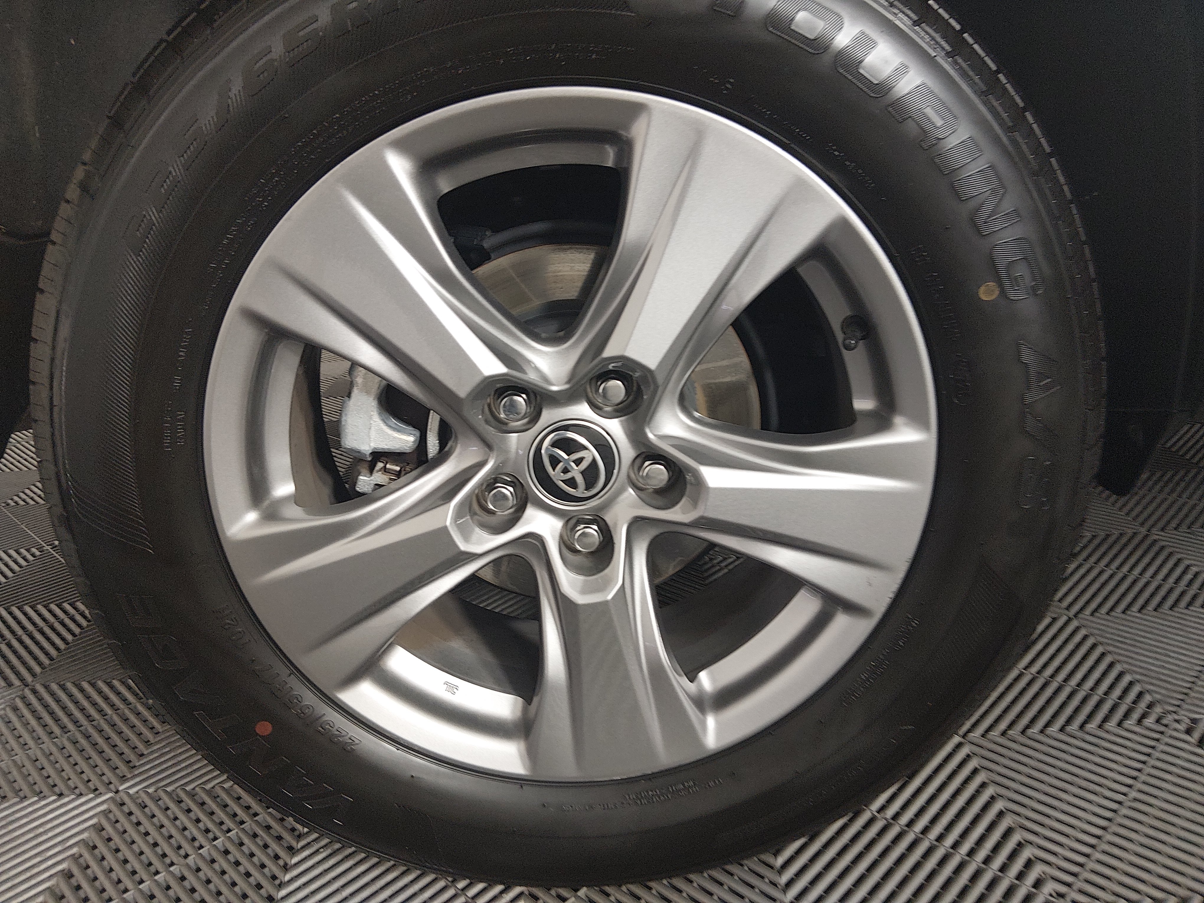 2024 Toyota RAV4 XLE - Photo 10