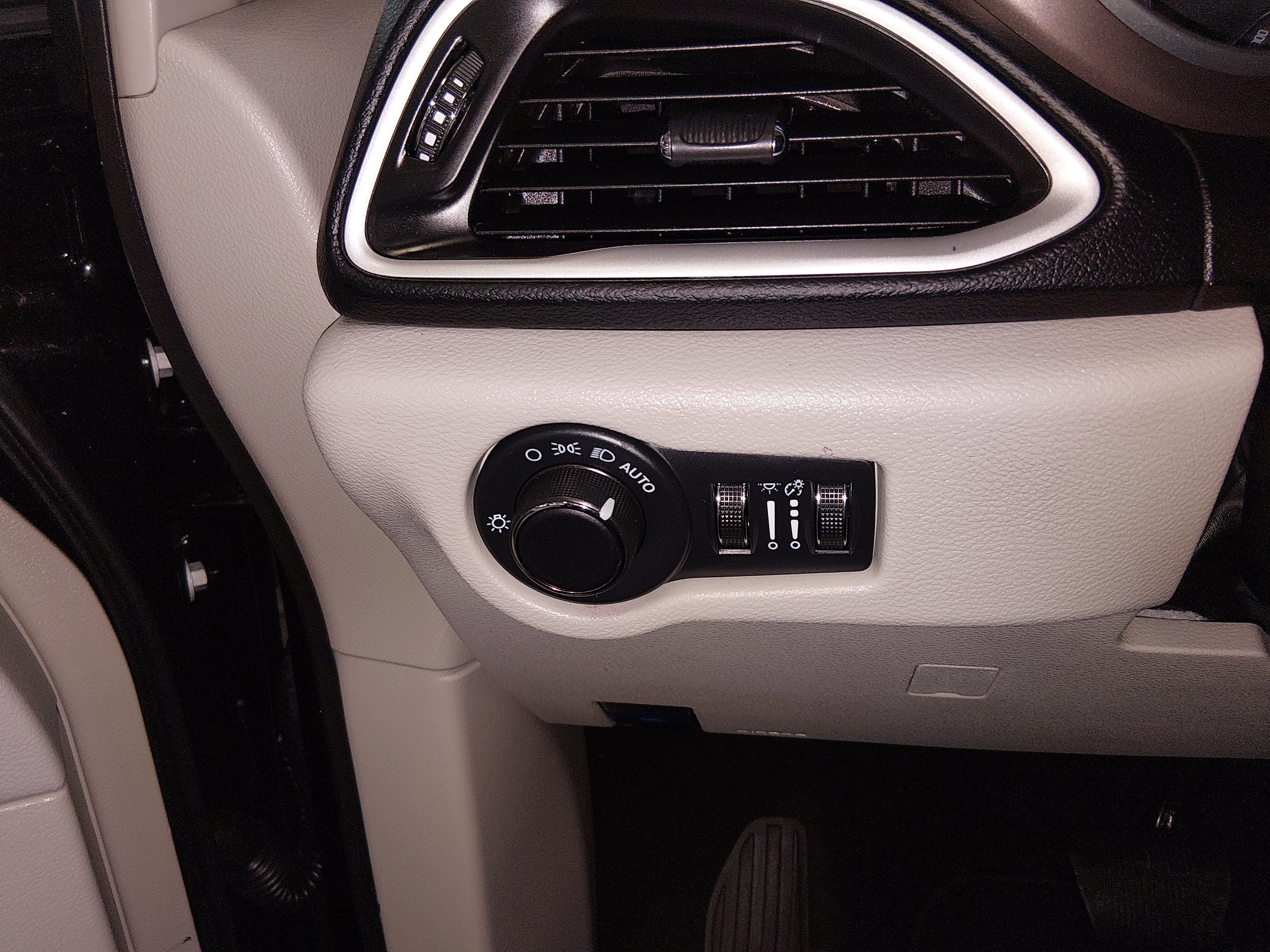 2024 Chrysler Voyager LX - Photo 13