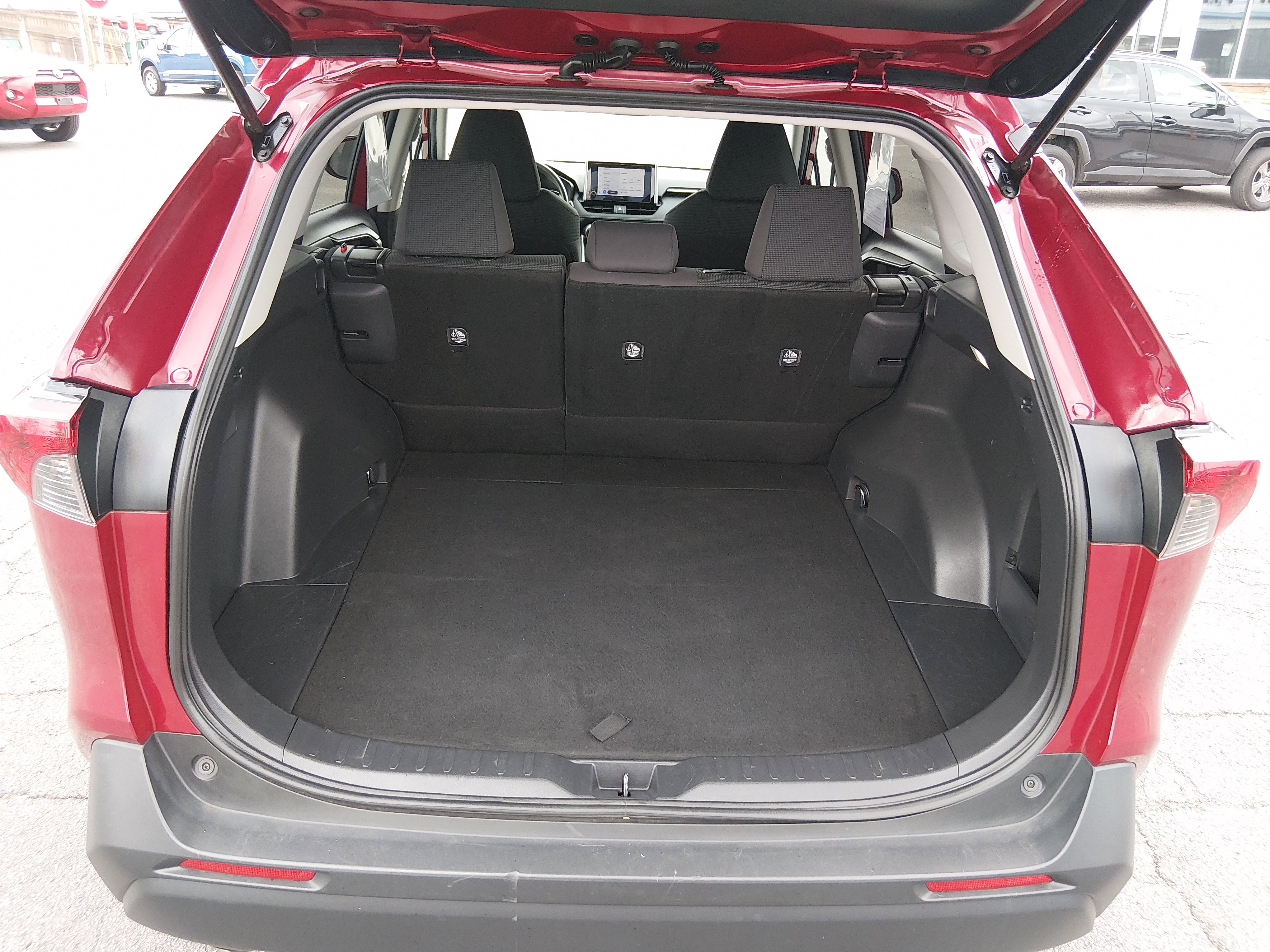 2023 Toyota RAV4 LE - Photo 11