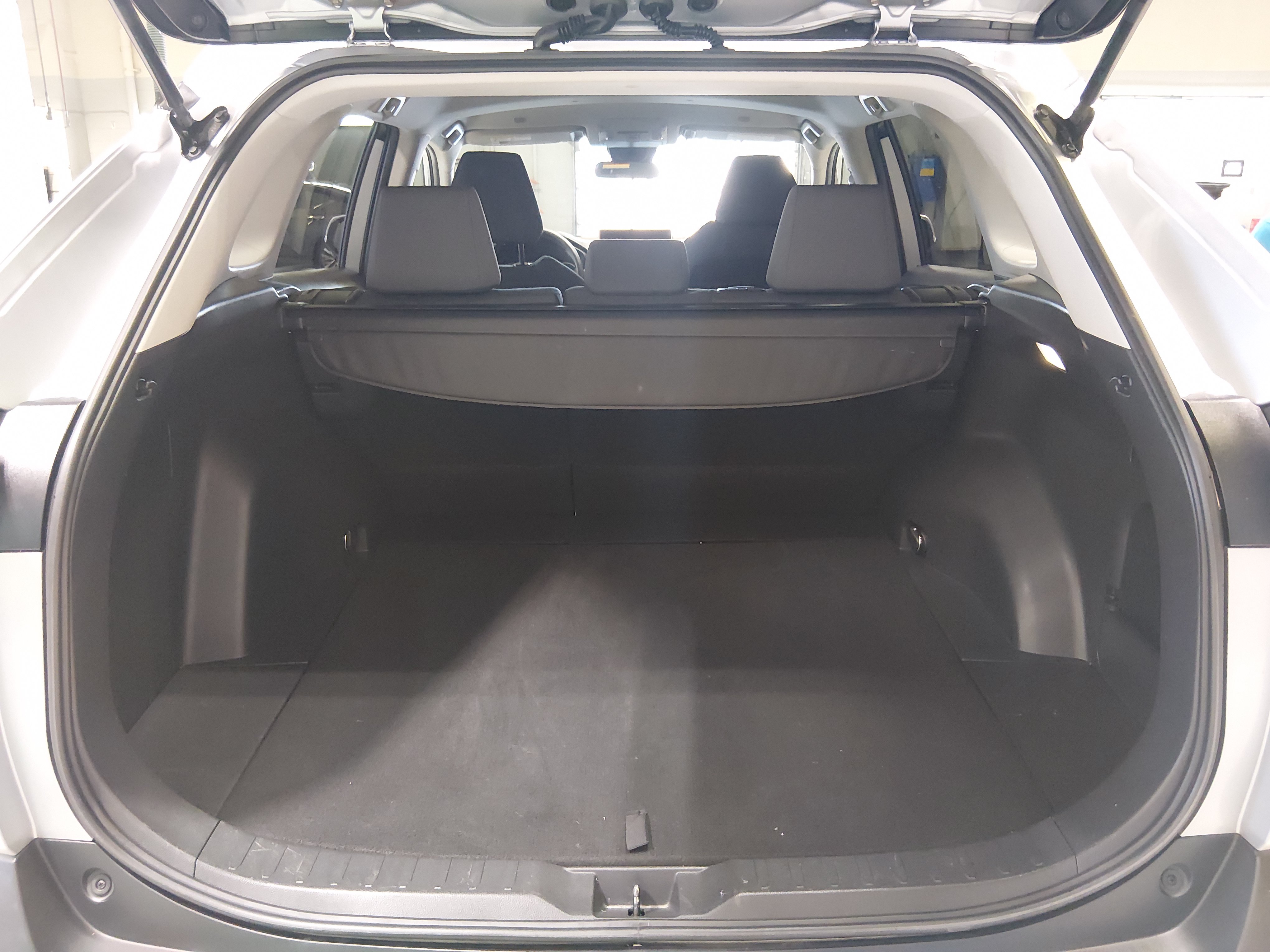 2025 Toyota RAV4 XLE - Photo 11