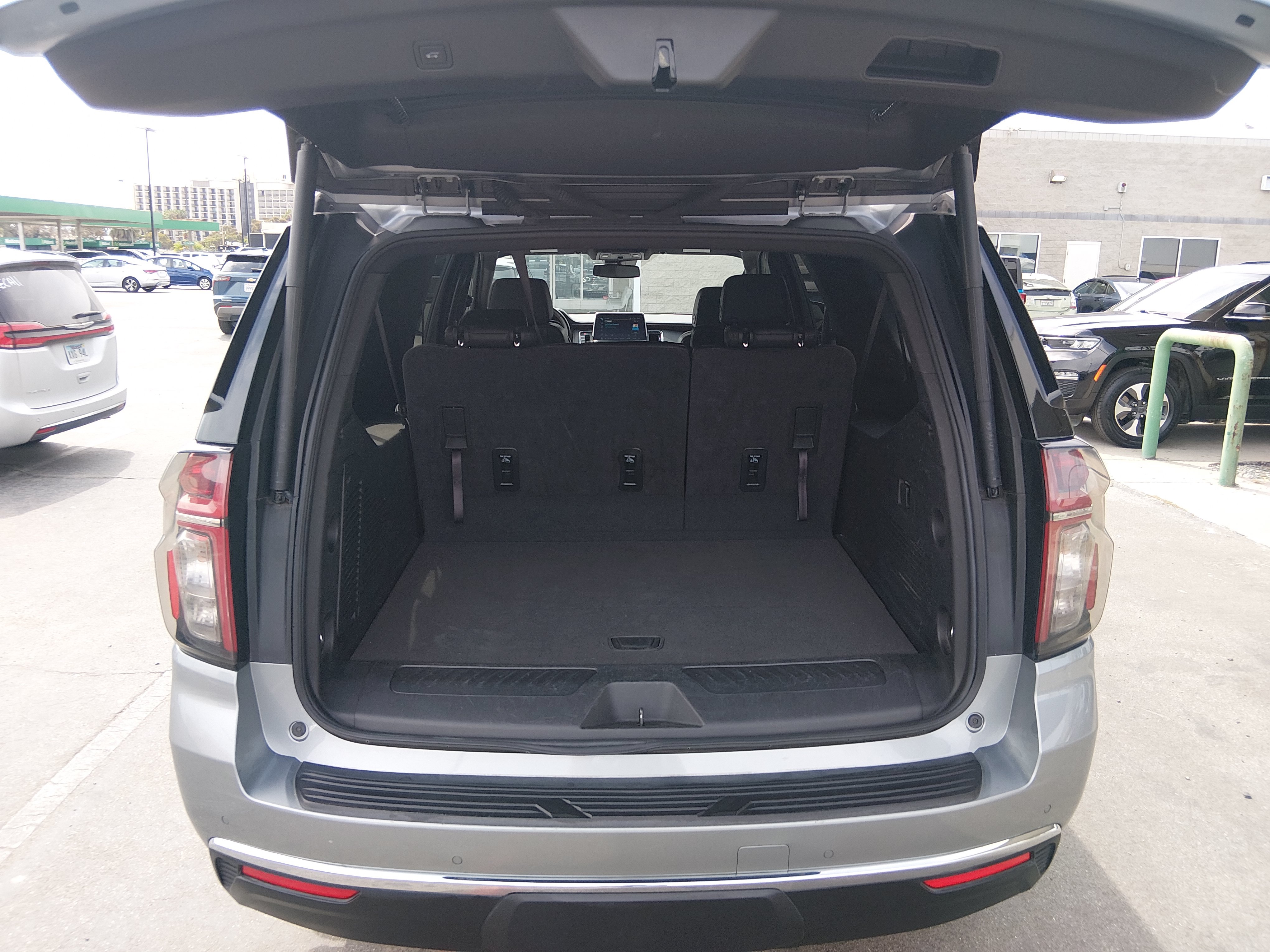 2024 Chevrolet Suburban LT - Photo 11