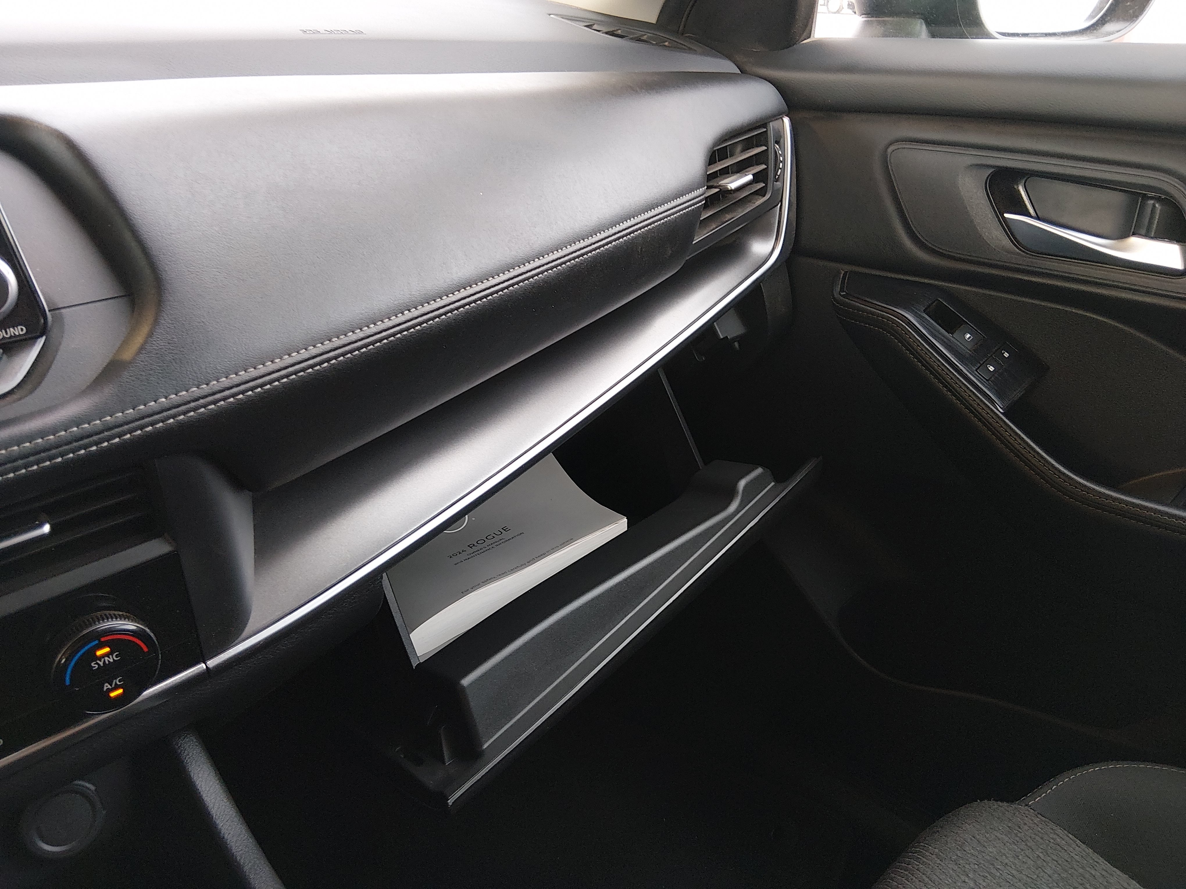 2024 Nissan Rogue SV - Photo 16