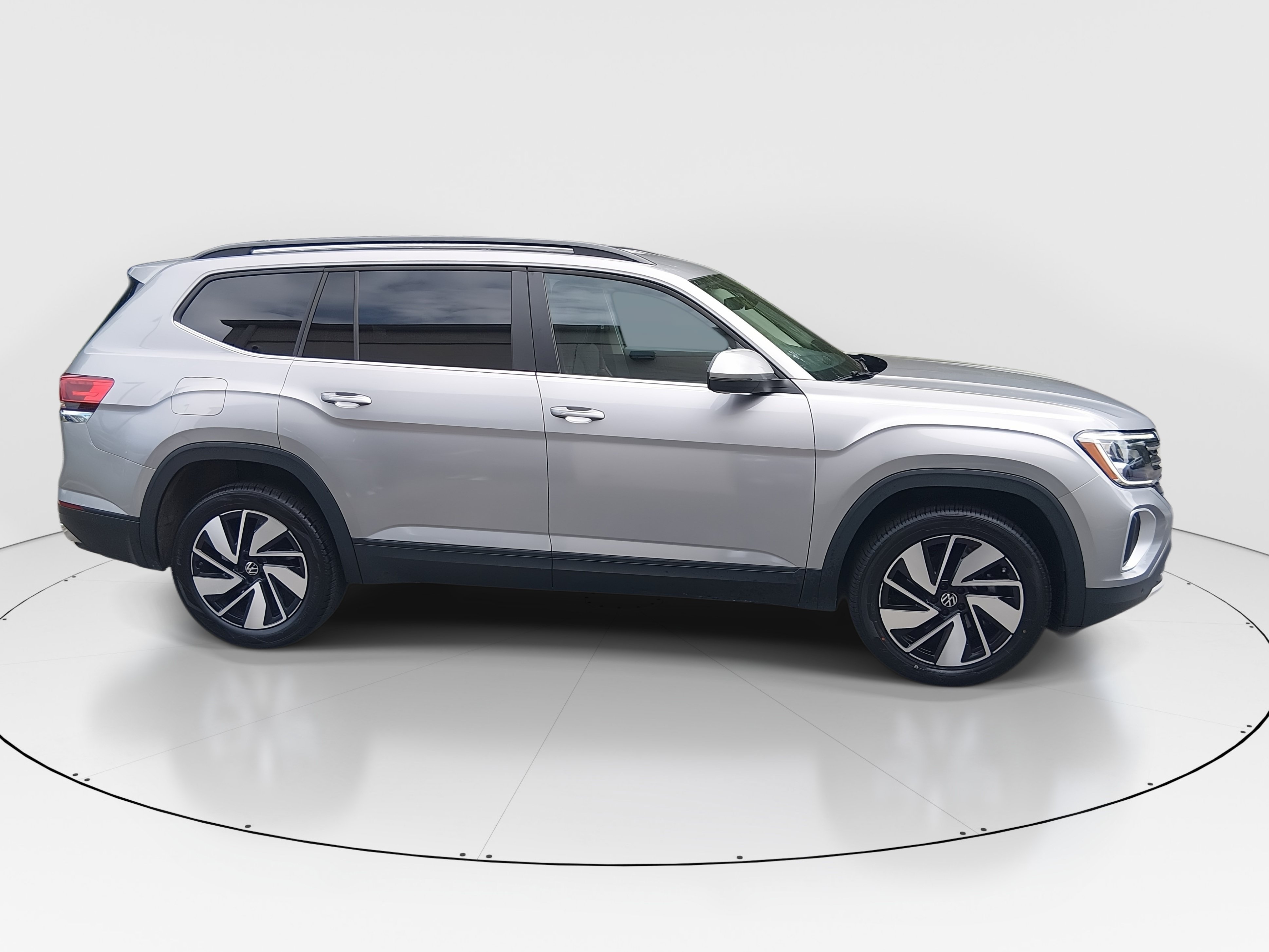 2024 Volkswagen Atlas SE w/Tech - Photo 8