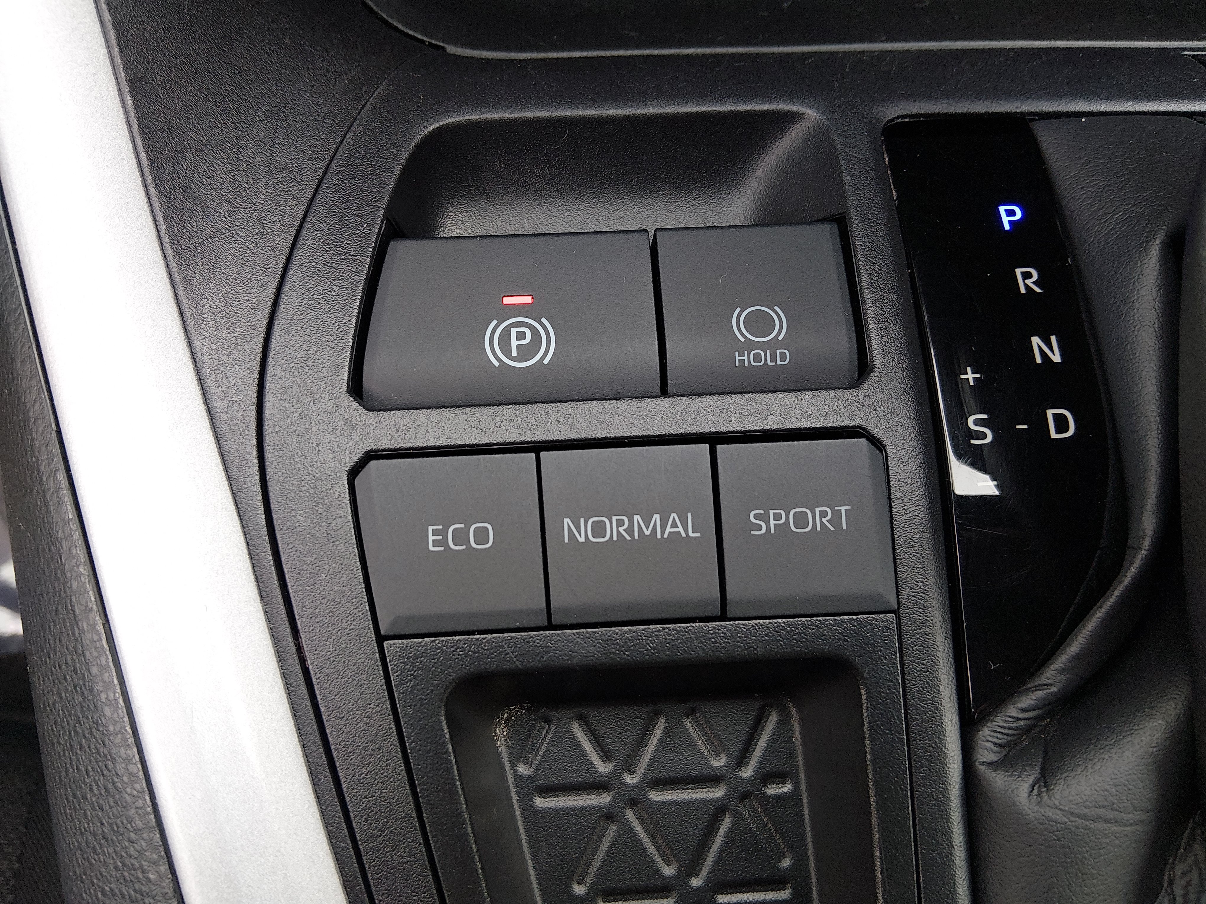 2025 Toyota RAV4 XLE - Photo 17