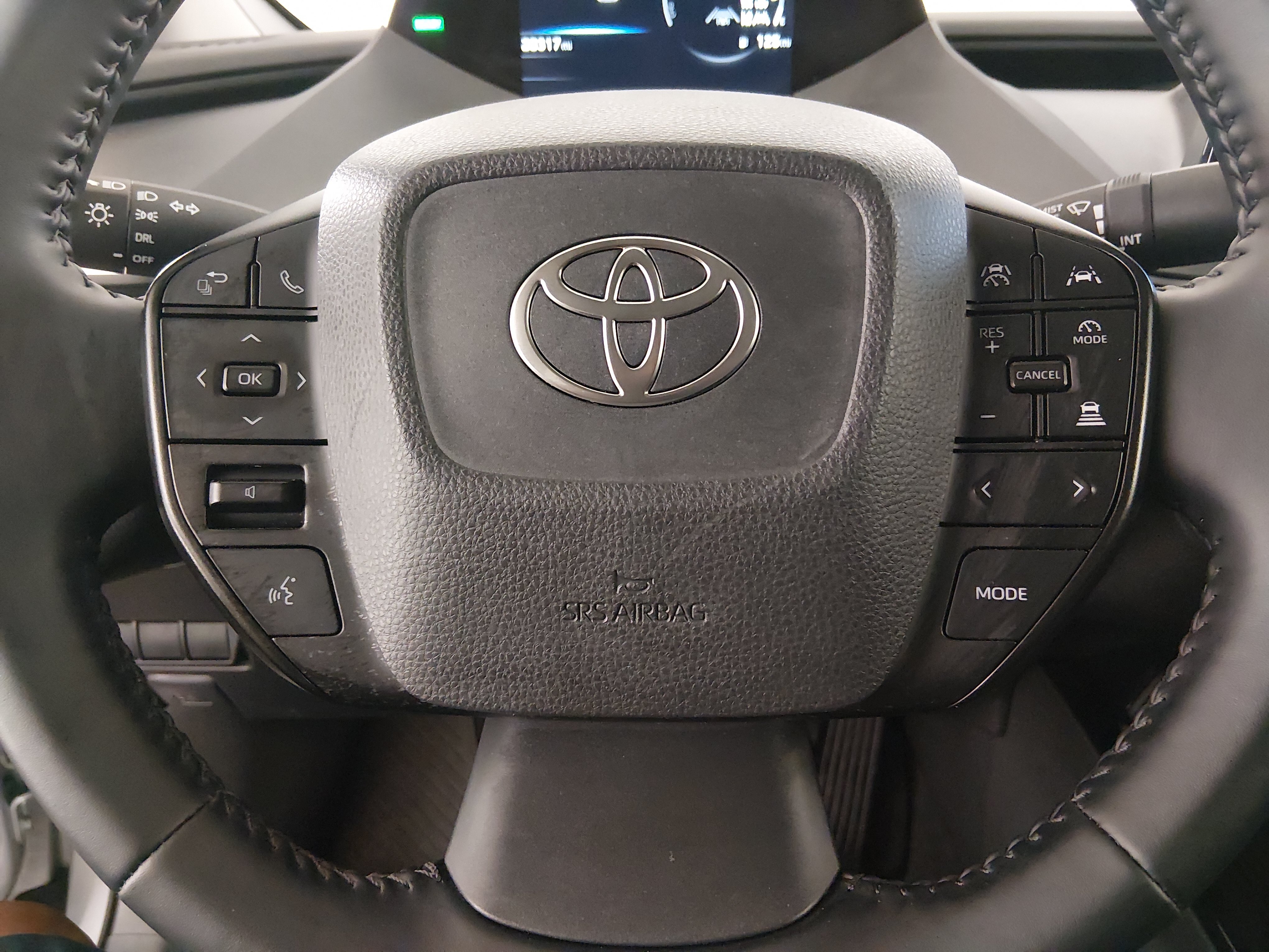 2025 Toyota Prius LE - Photo 12