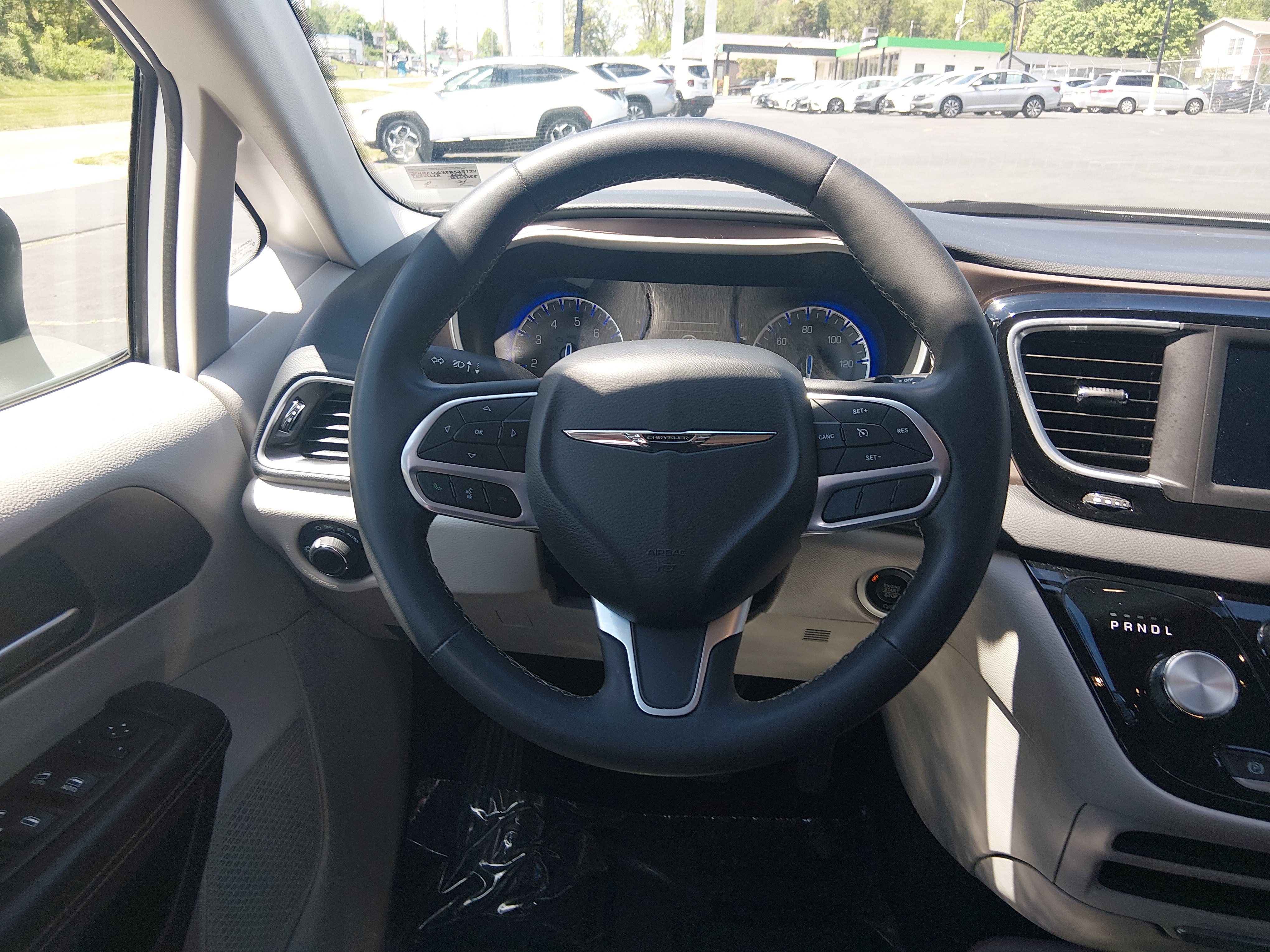 2023 Chrysler Voyager LX - Photo 12