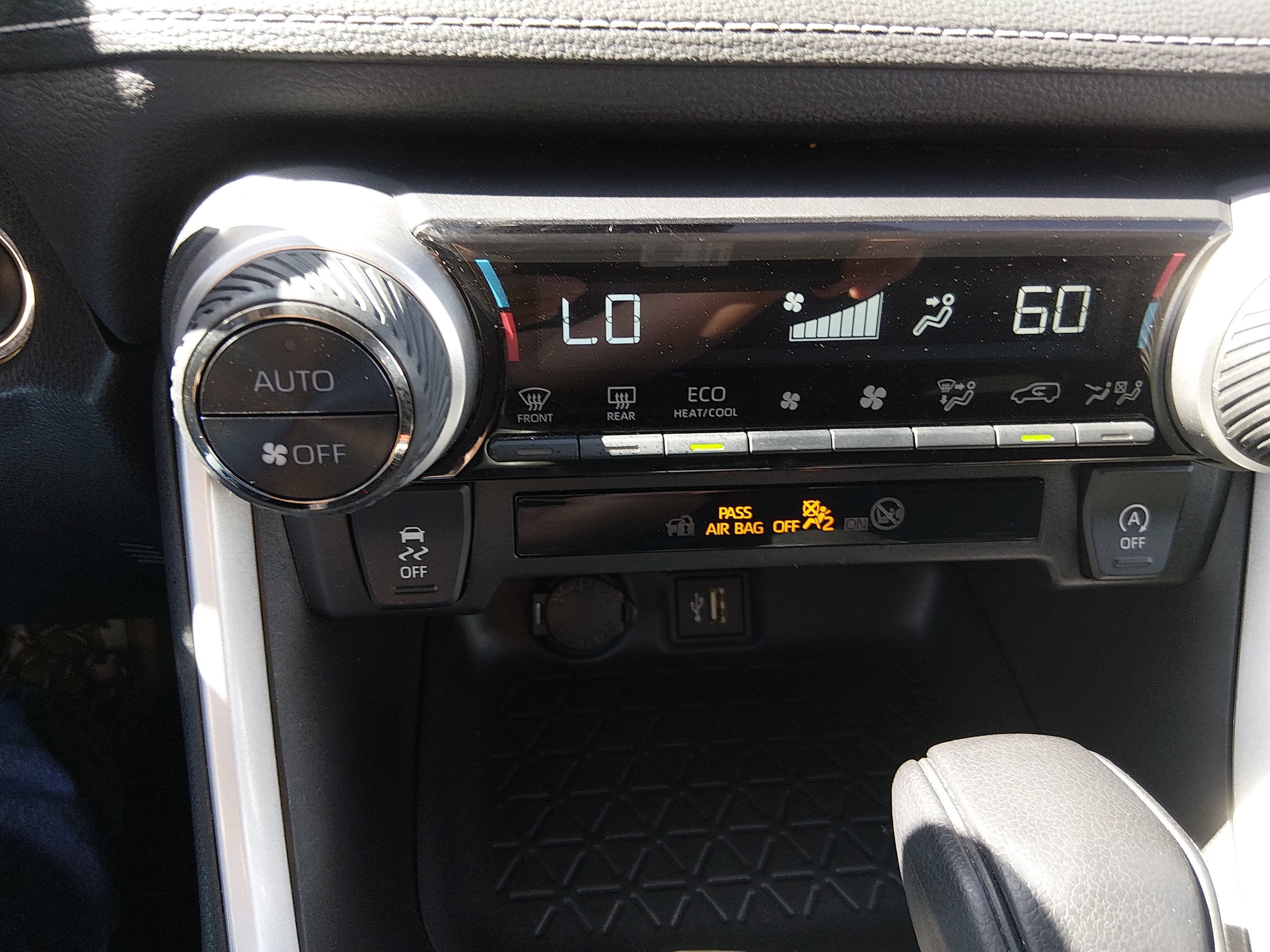 2024 Toyota RAV4 XLE - Photo 18