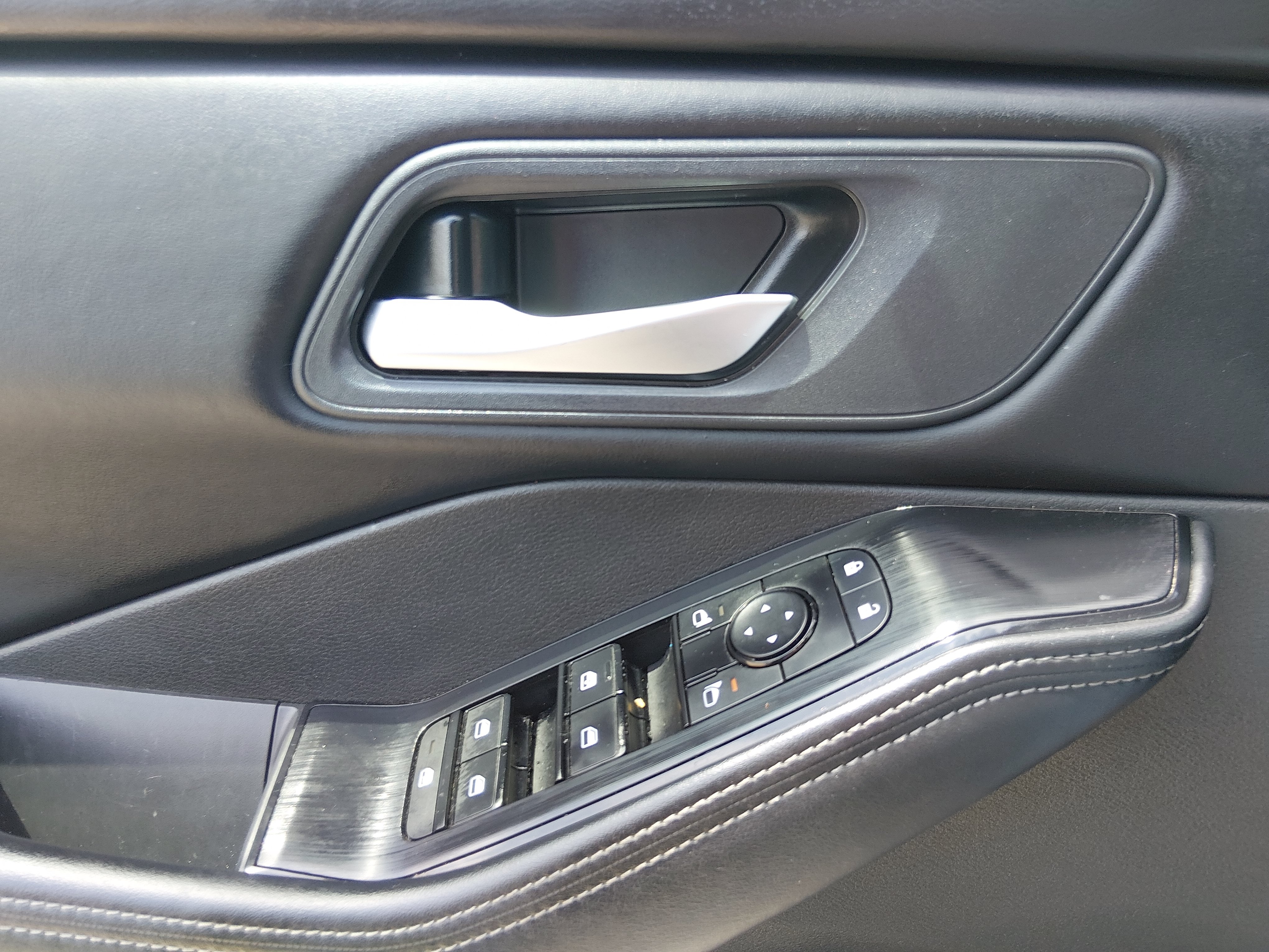 2025 Nissan Rogue SV - Photo 17