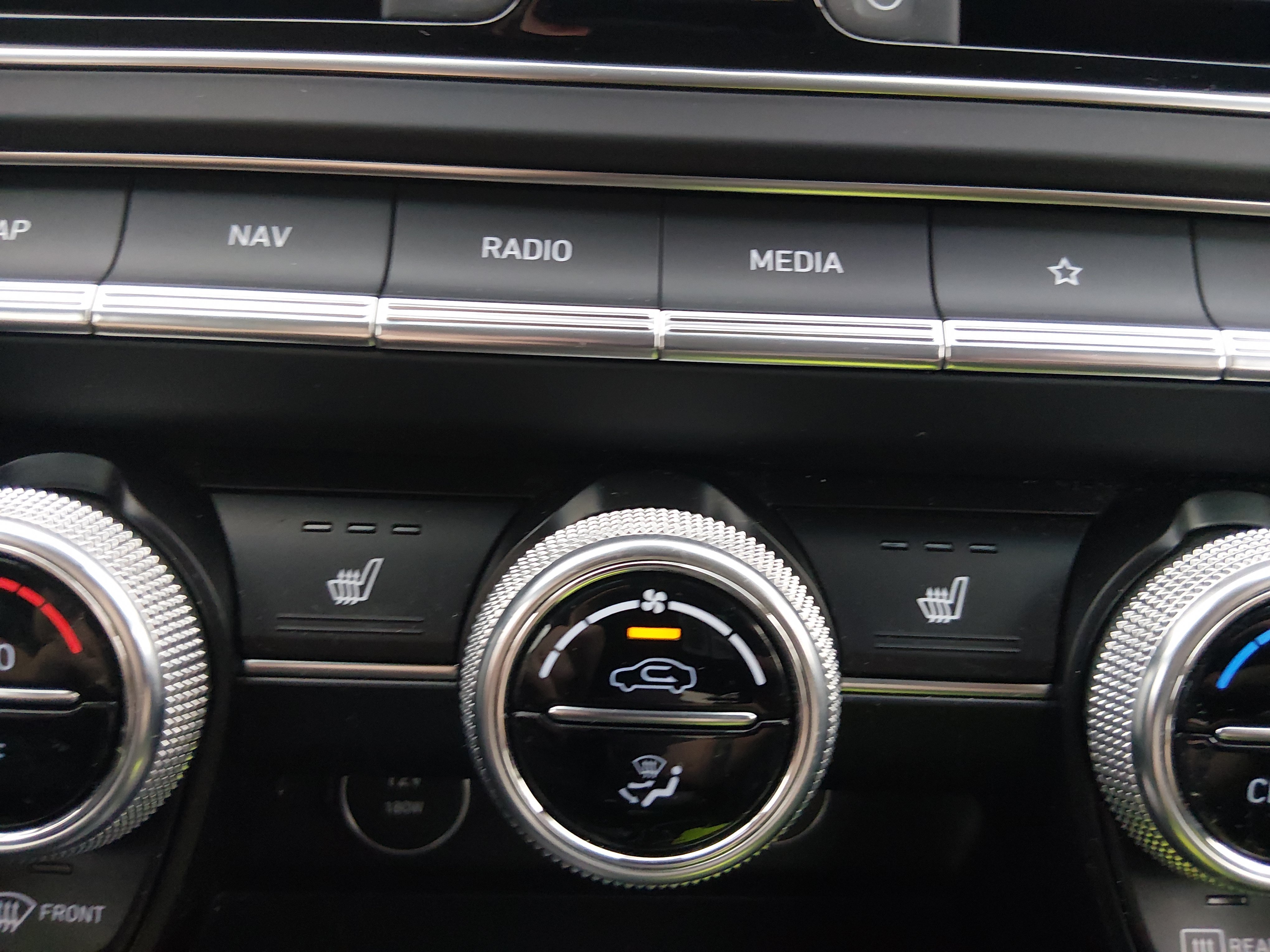 2023 GENESIS G70 Standard - Photo 17