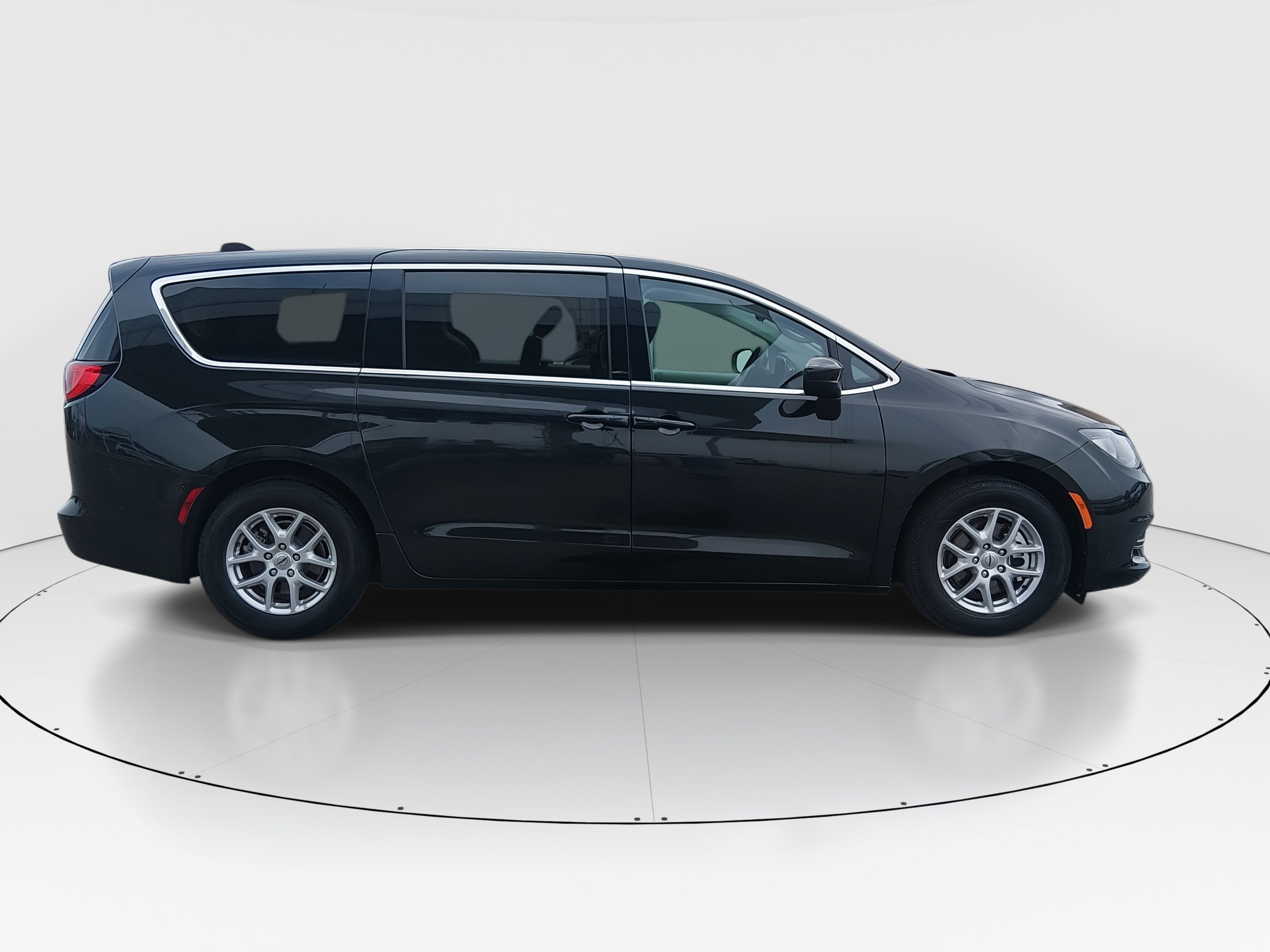 2023 Chrysler Voyager LX - Photo 8