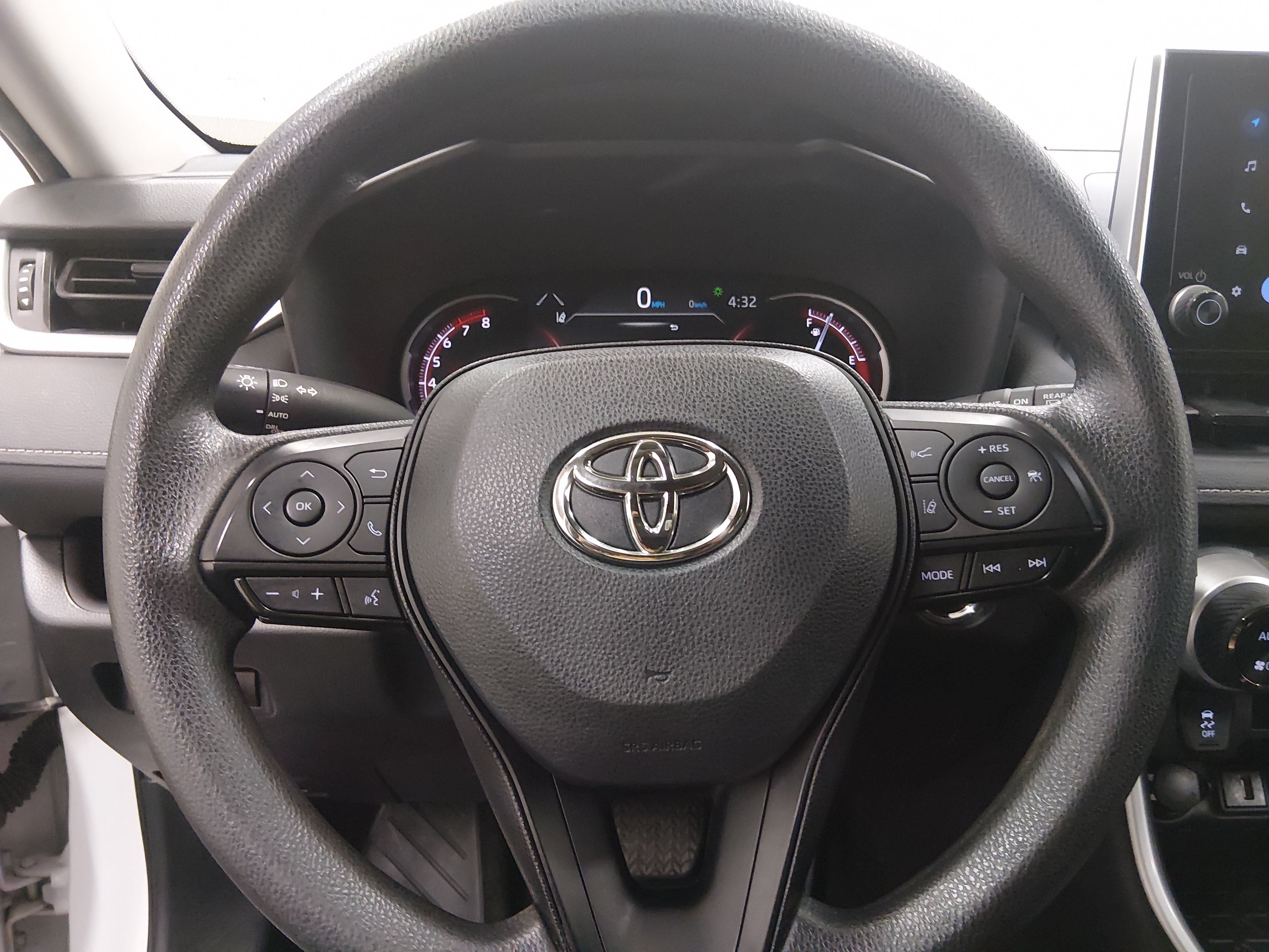 2024 Toyota RAV4 XLE - Photo 12