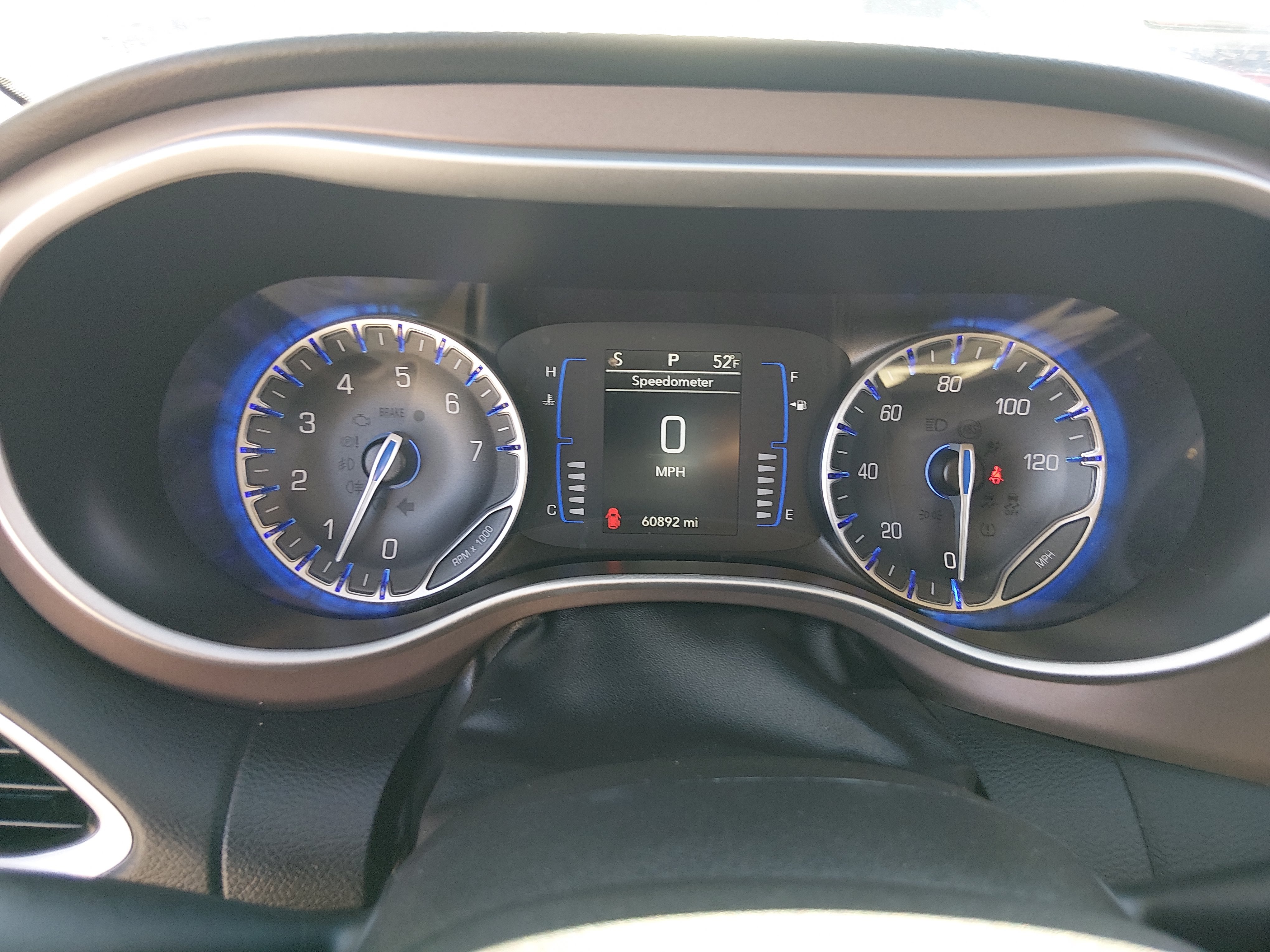 2024 Chrysler Voyager LX - Photo 14