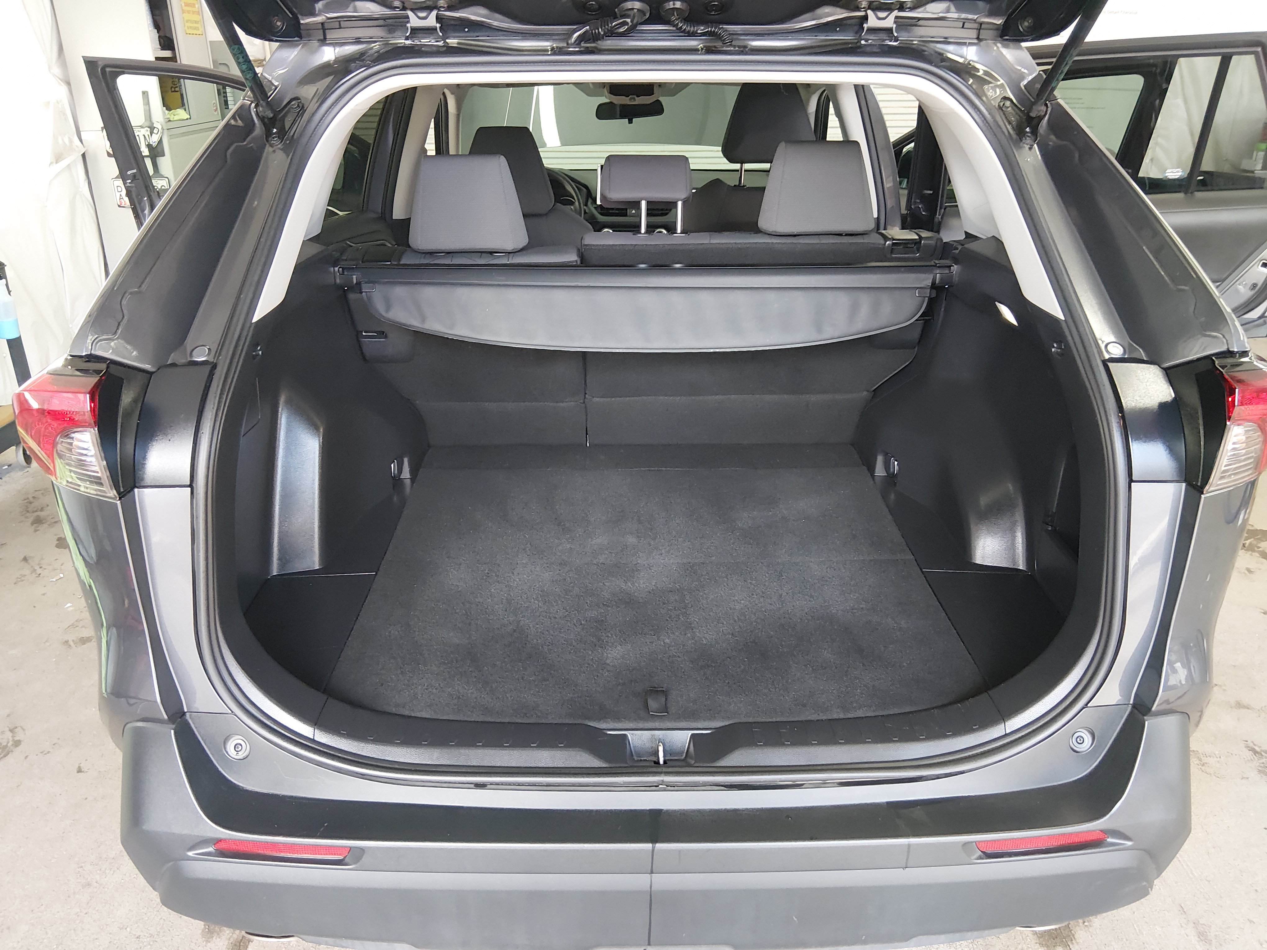 2024 Toyota RAV4 XLE - Photo 11