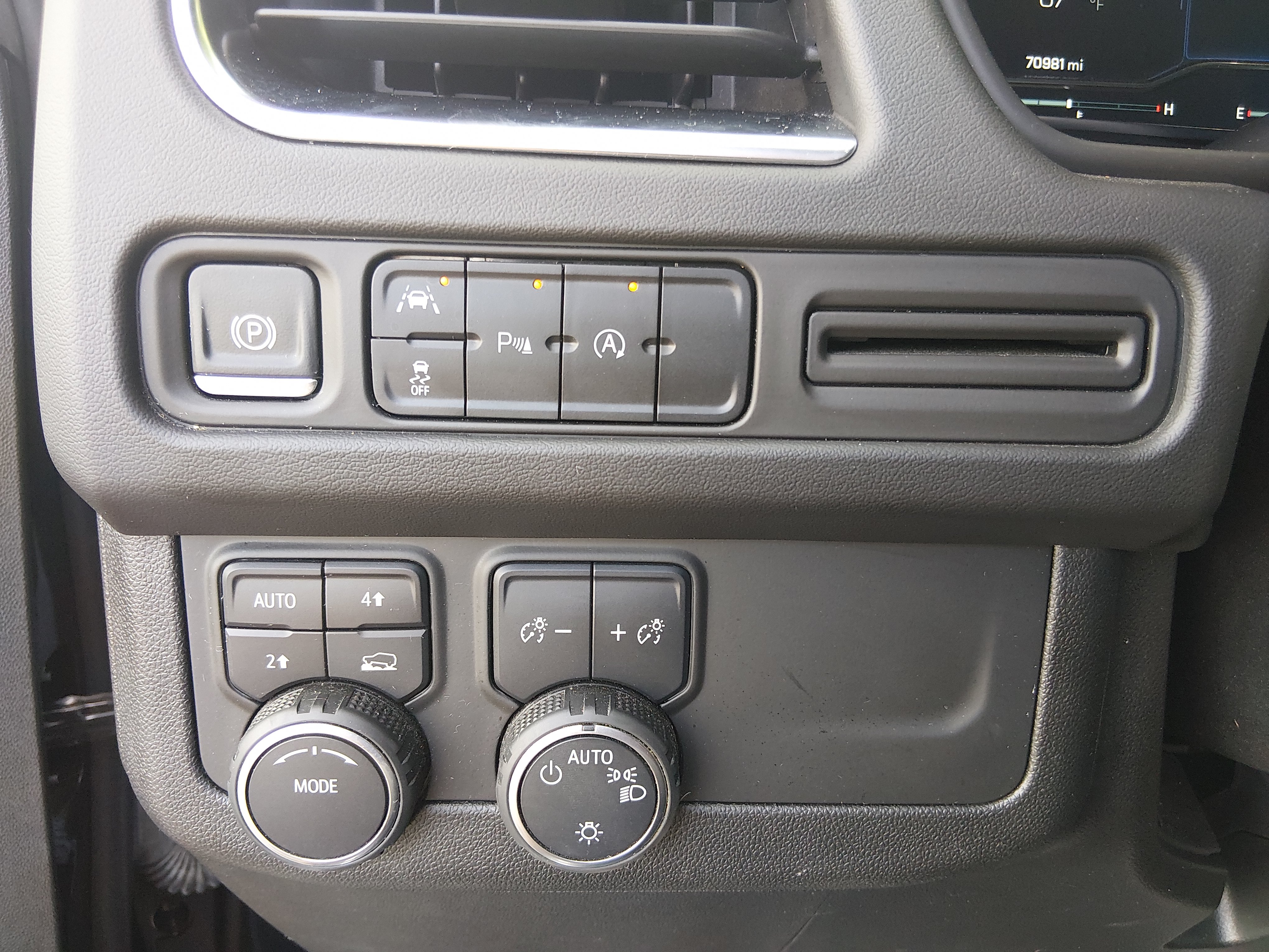2024 Chevrolet Suburban LT - Photo 13