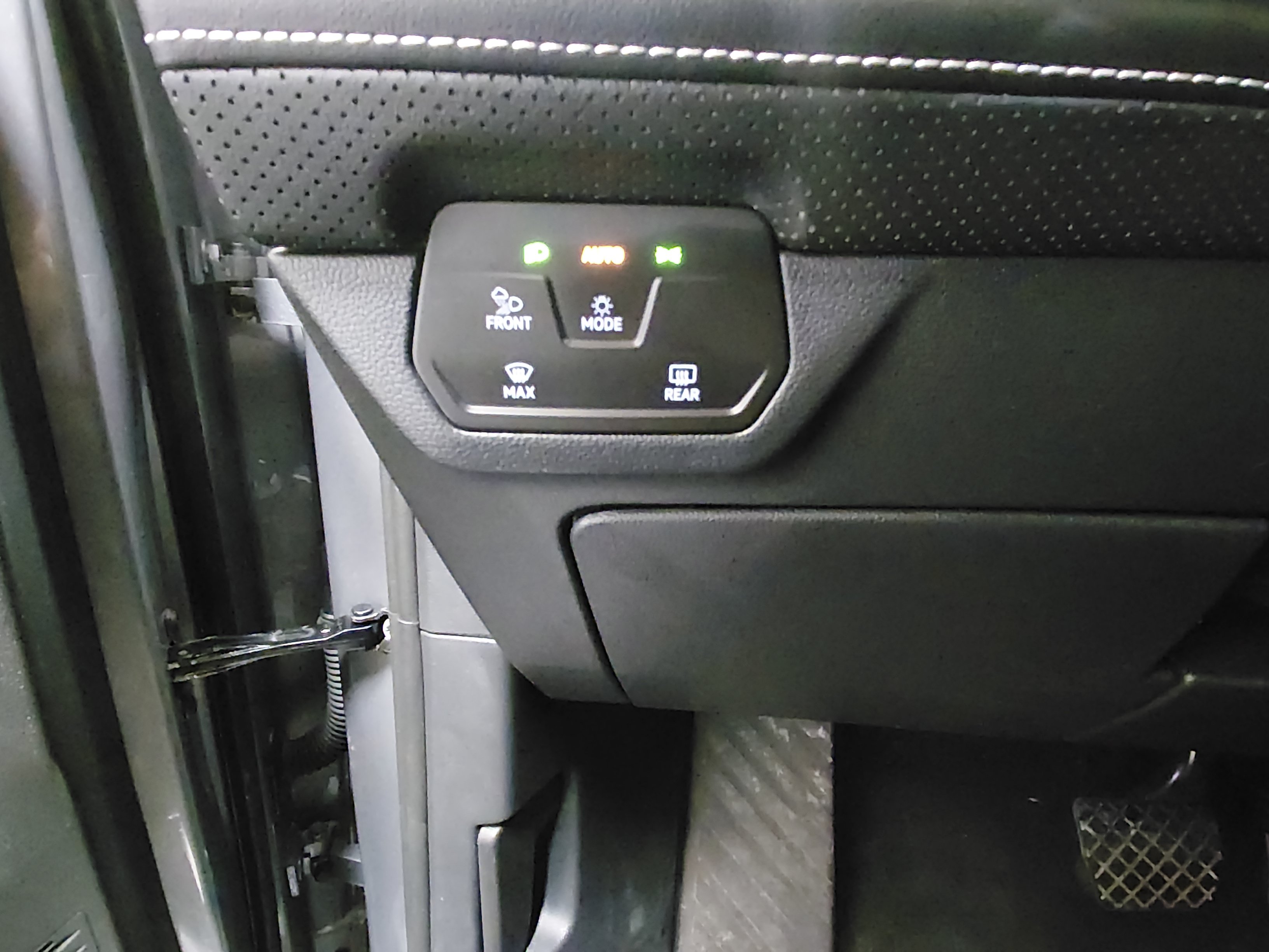 2025 Volkswagen Atlas Cross Sport SE w/Tech - Photo 13