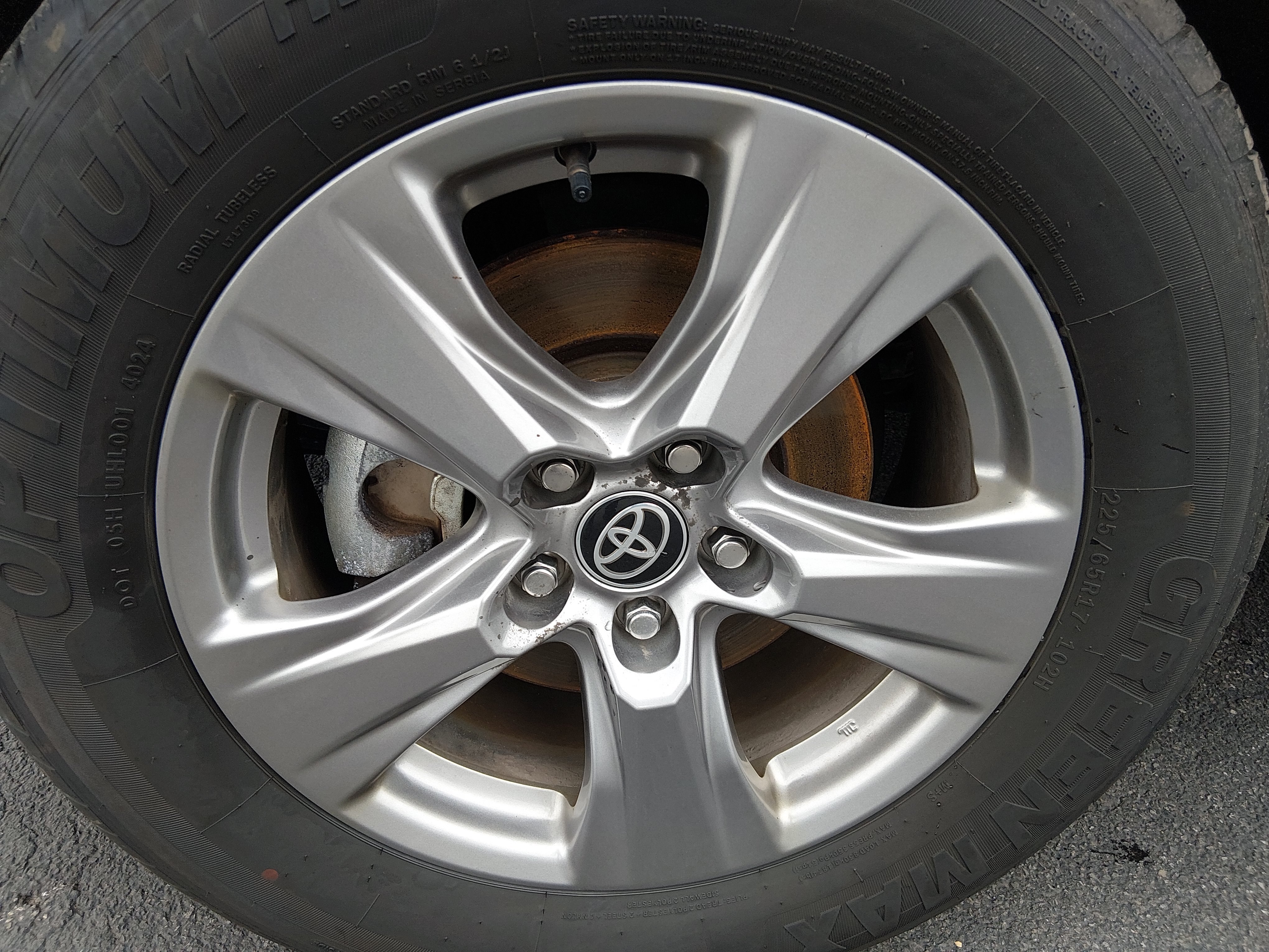 2025 Toyota RAV4 XLE - Photo 10