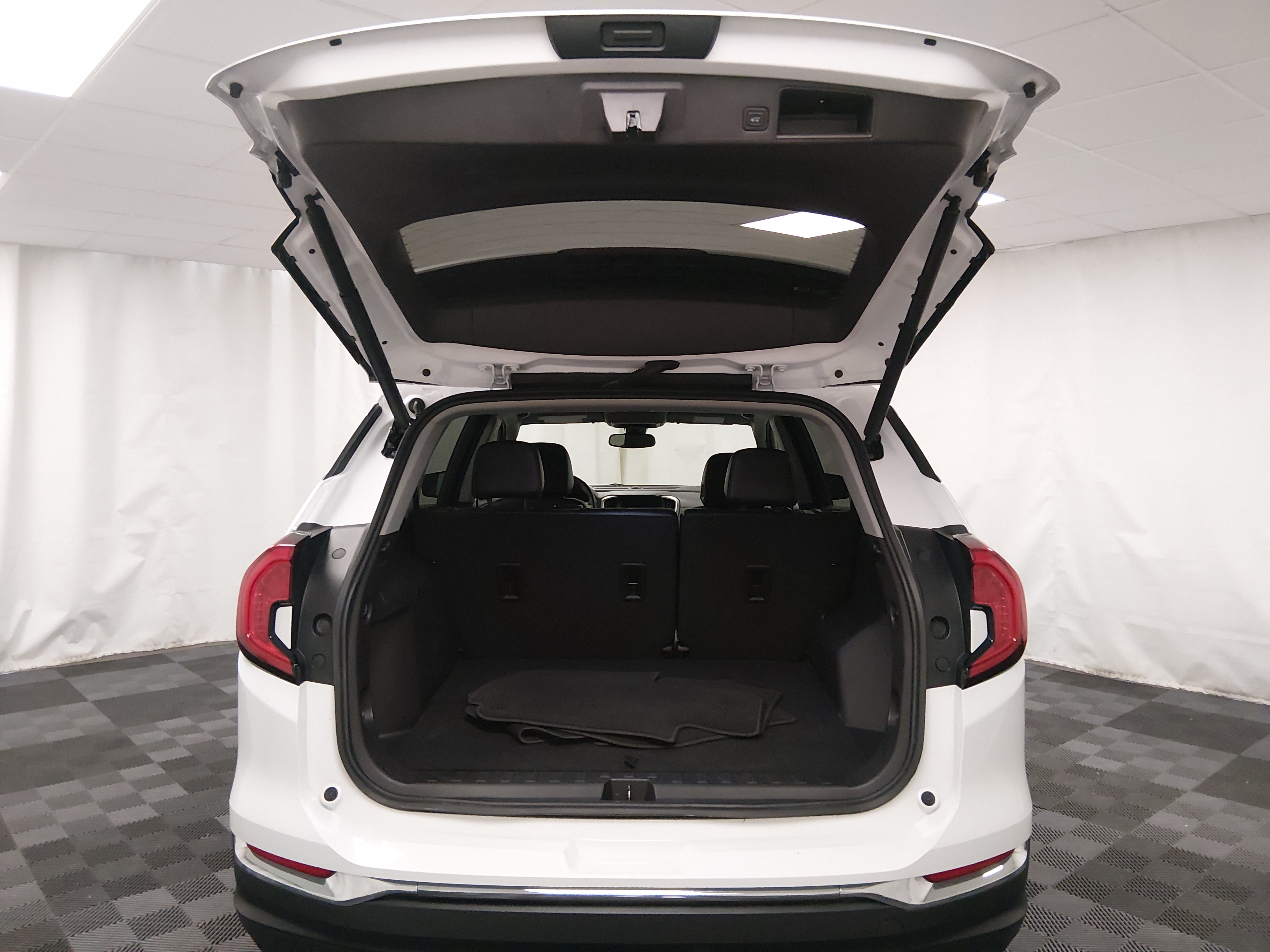 2024 GMC Terrain SLT - Photo 11